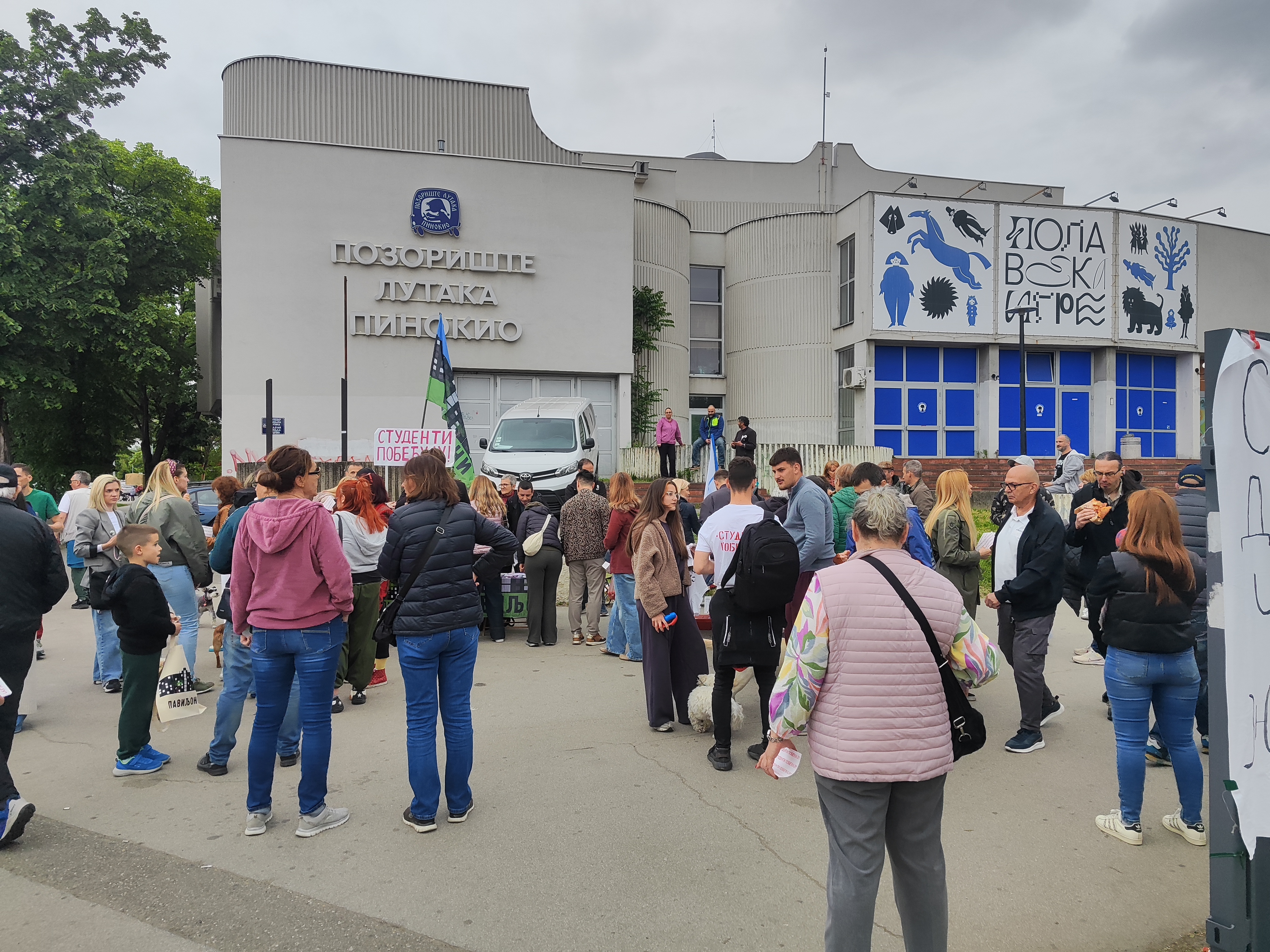 Studenti kod starog Merkatora dele nalepnice Studenti pobeđuju fot Goran Srdanov Nova rs (3).jpg