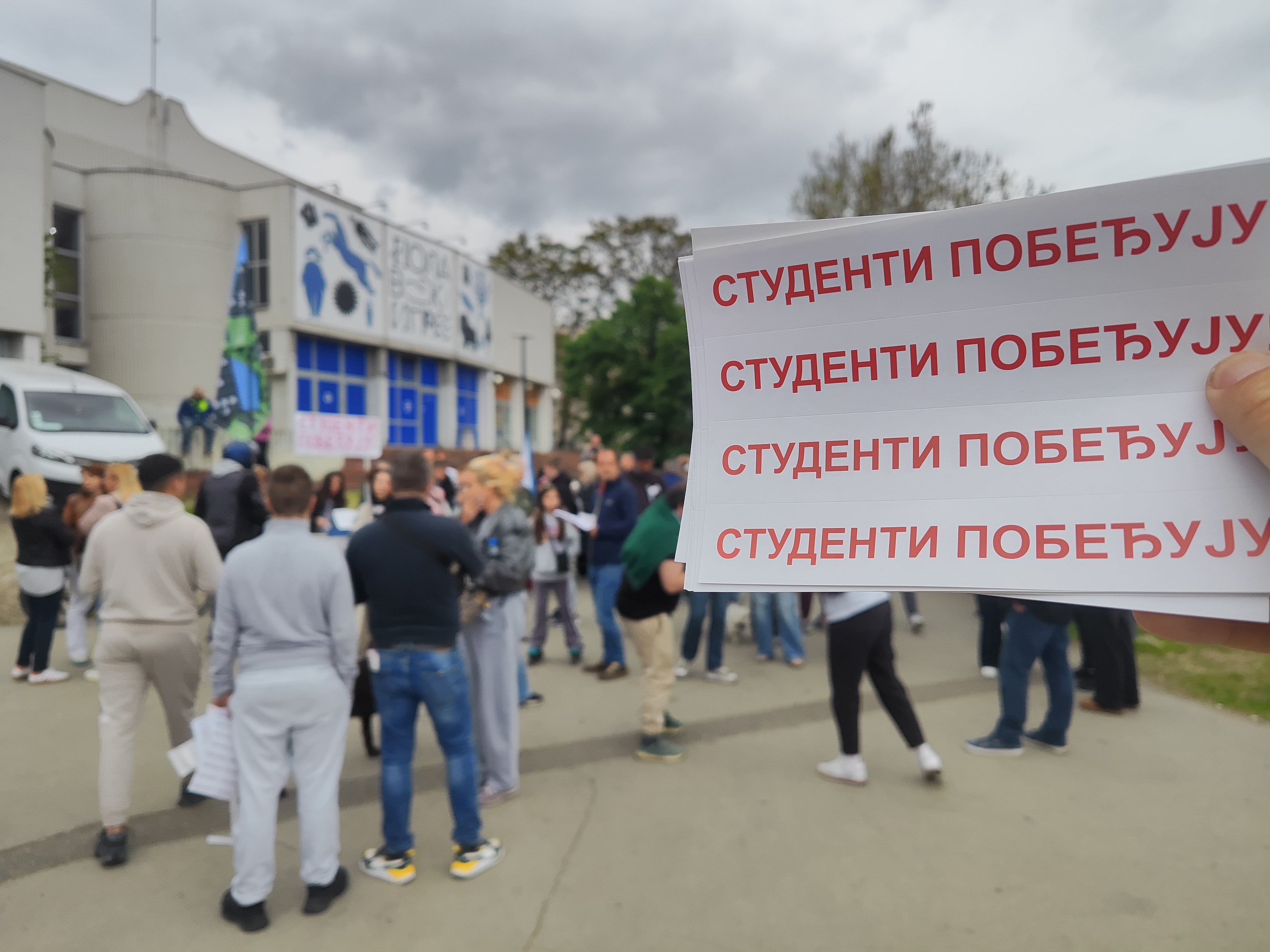 Studenti kod starog Merkatora dele nalepnice Studenti pobeđuju fot Goran Srdanov Nova rs (1).jpg