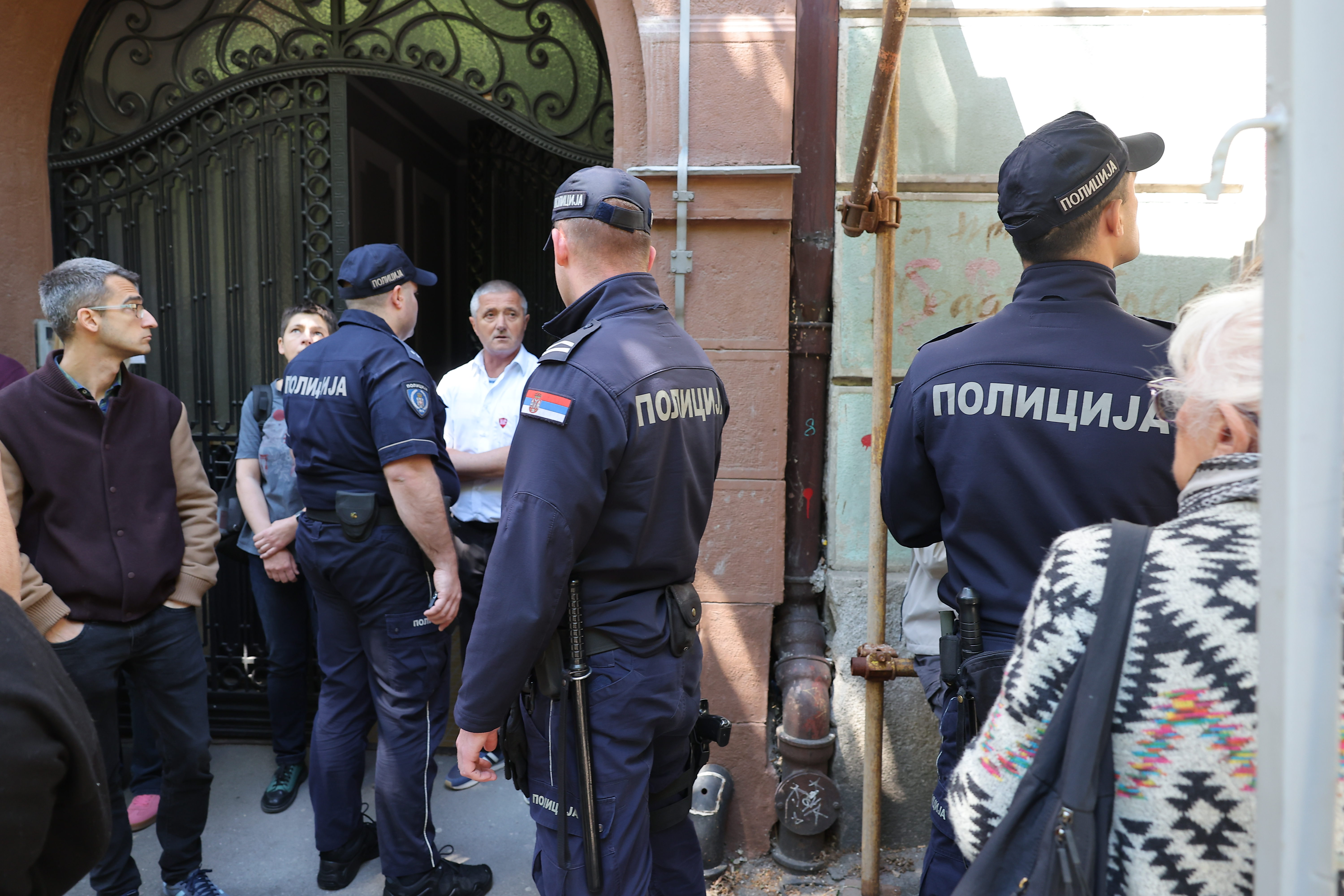 Studenti u blokadi Pravnog fakulteta Univerziteta u Beogradu ispred OŠ Vladislav Ribnikar 030526 Foto Goran Srdanov (5).jpeg
