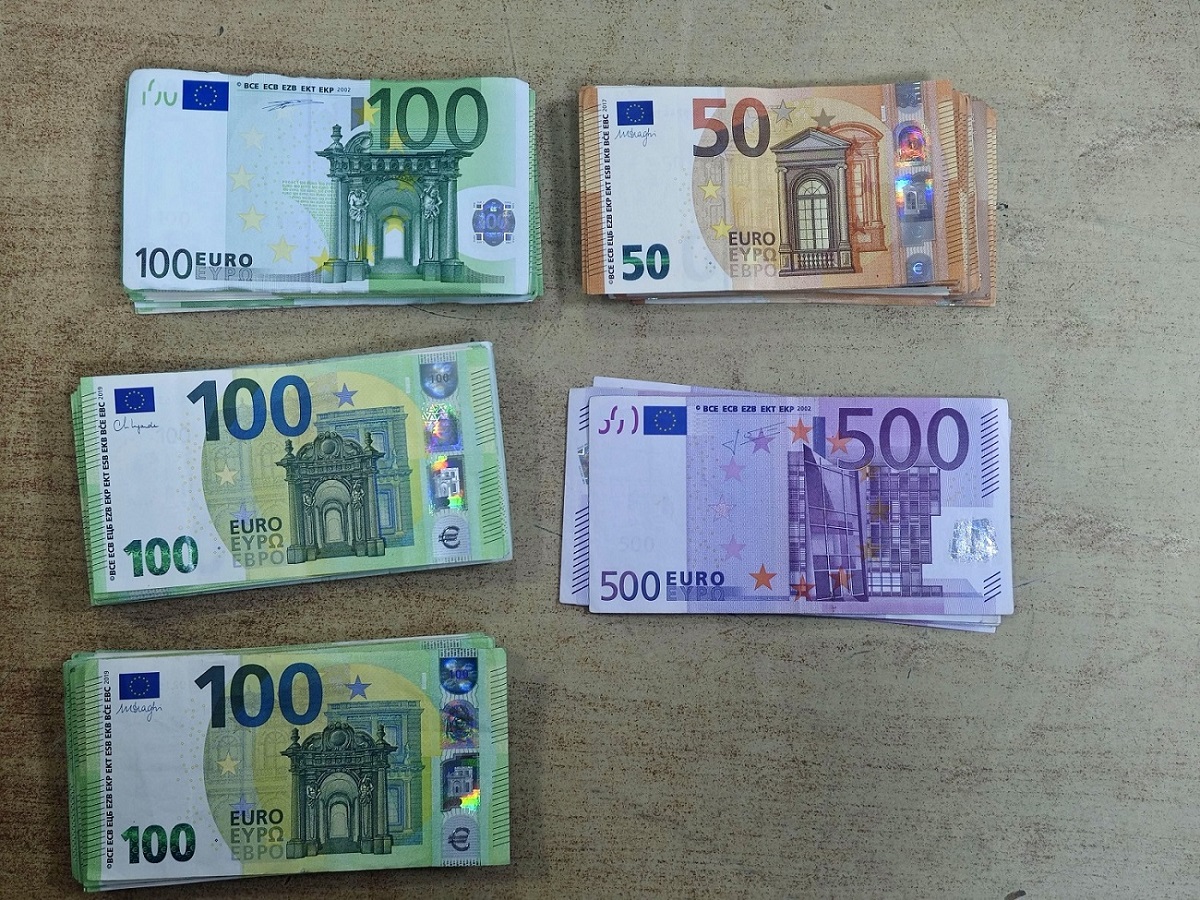 Zaplenjeni dukati, gotov novac, satovi i poštanske marke vredni 40.000 evra  (4).jpg