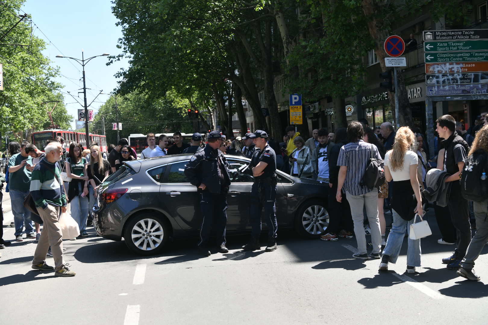 Beograd, 14.05.2026. Bulevar kod Pravnog fakulteta, 16 minuta tišine, autobomil udario deku, incident