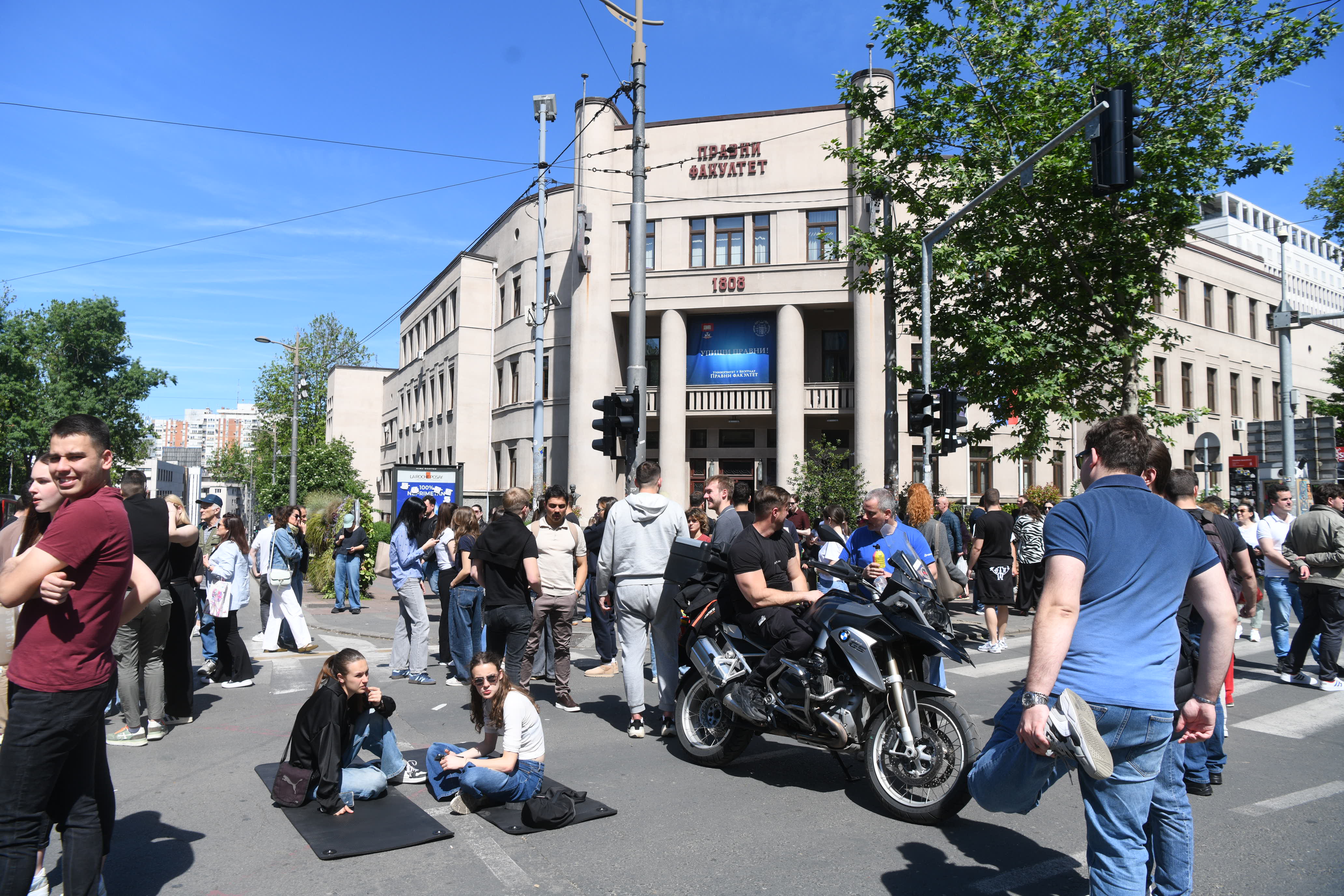 Beograd, 14.05.2026. protest ispred pravnog fakulteta zbog incidenta kada je autombil udario dedu tom šesnaestominutne tišine