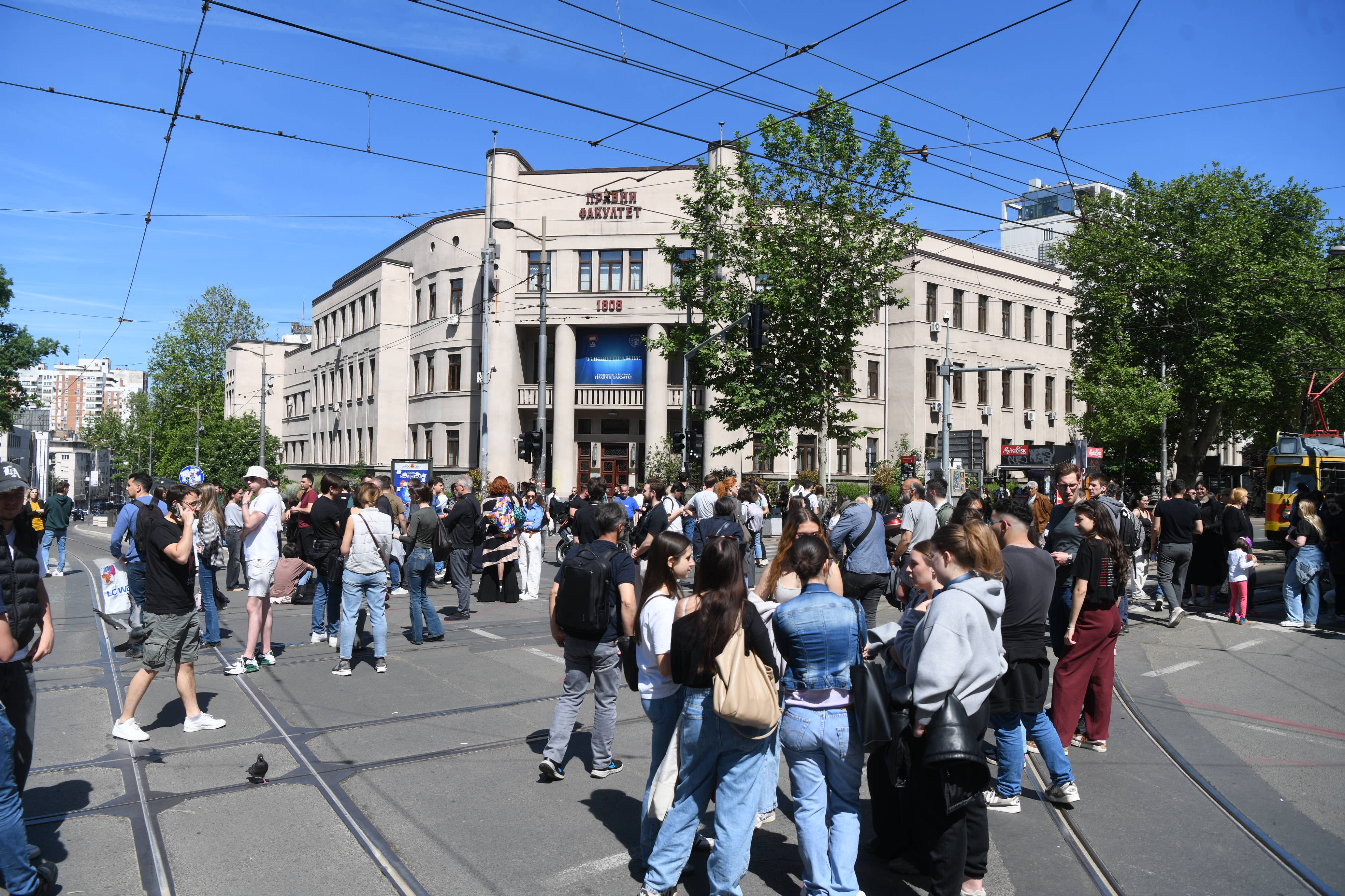 Beograd, 14.05.2026. protest ispred pravnog fakulteta zbog incidenta kada je autombil udario dedu tom šesnaestominutne tišine