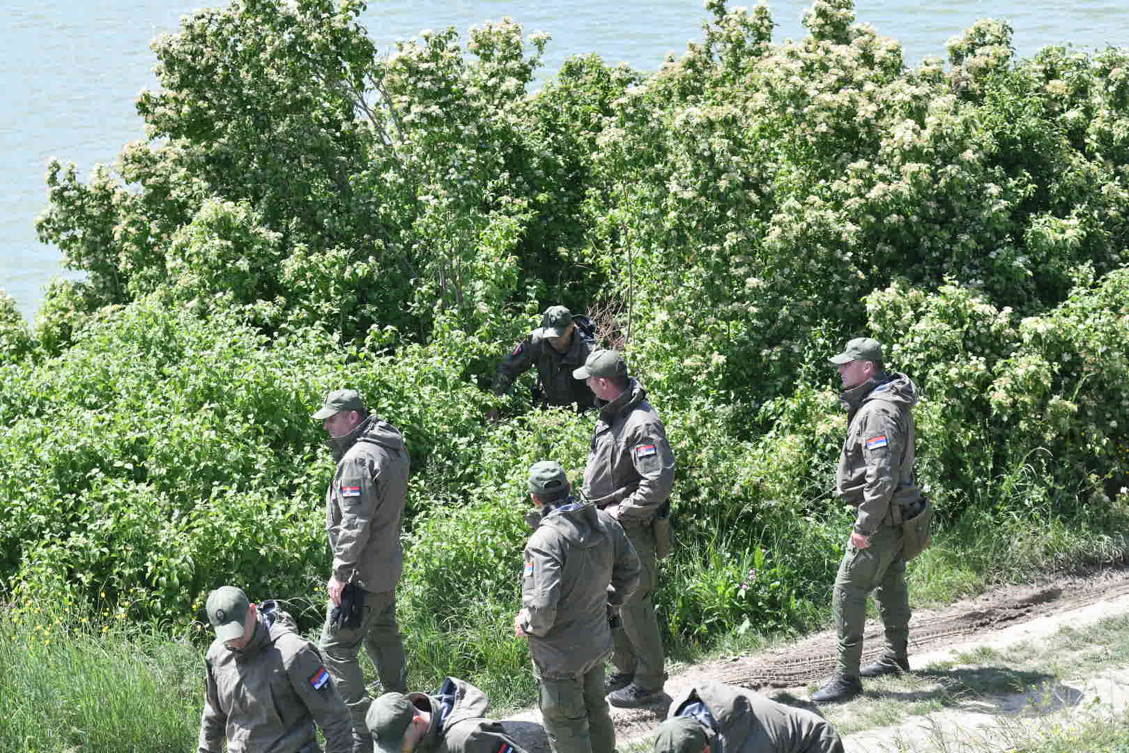 Jarkovac, 18.05.2026. policijska pretraga terena kod Jarkovačkog jezera, potraga za telom ubijenog Aleksandra Nešovića Baje