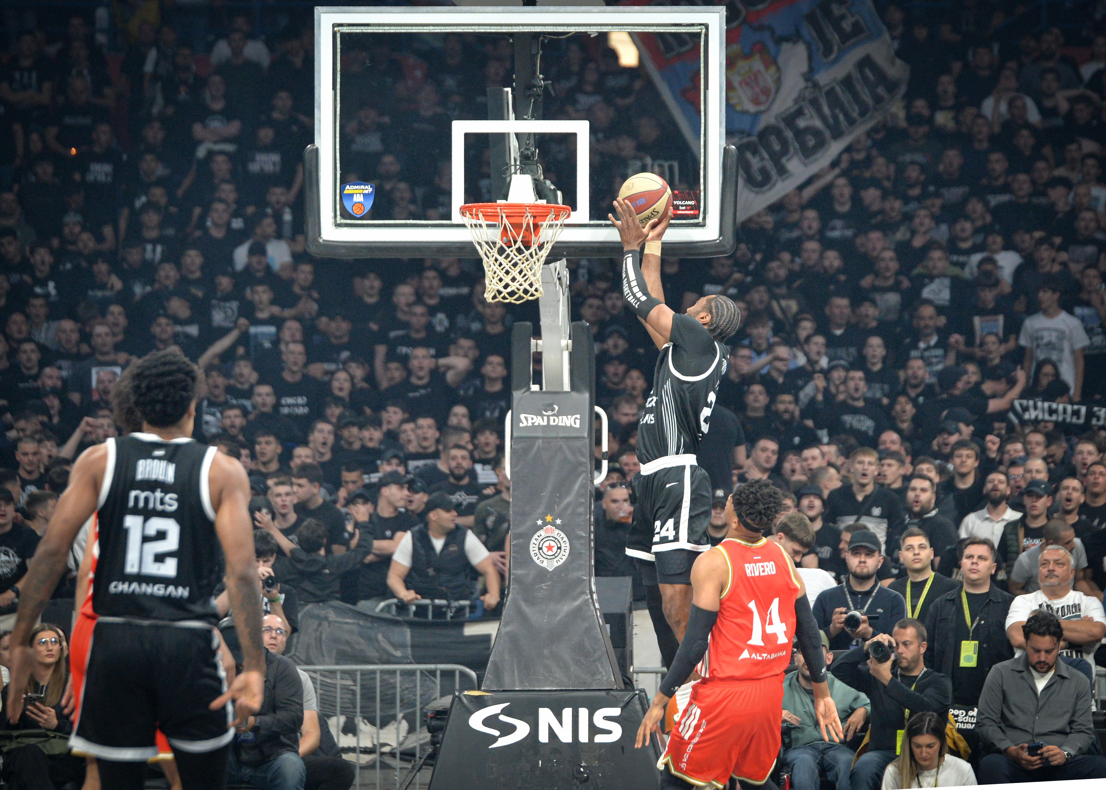 Beograd 18.05.2026. Košarka, Crvena zvzda, Partizan, prva utakmica polufinalne serije plej ofa ABA lige, Beogradska arena Foto: Janko Anđelić