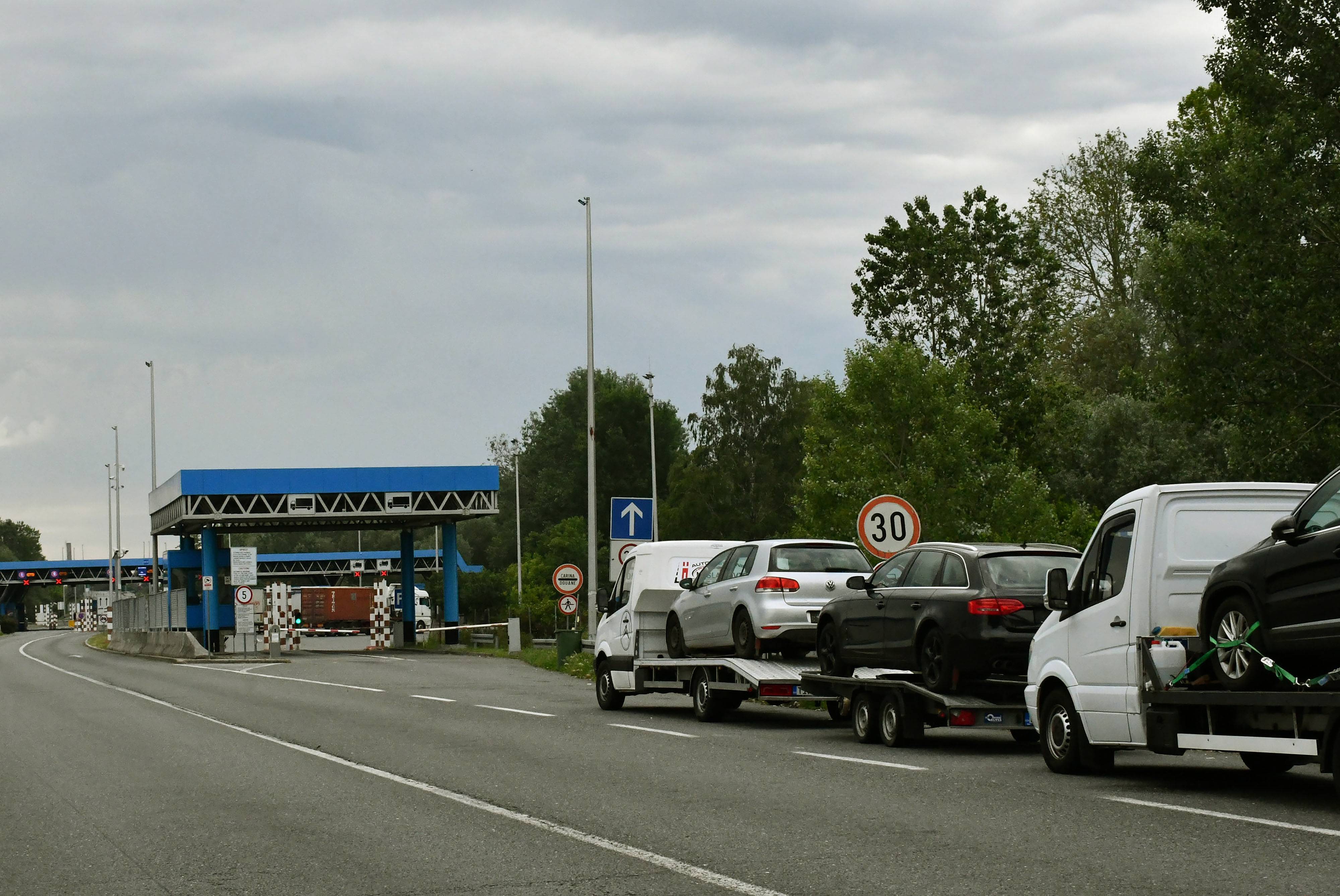 Obrušio se deo mosta na graničnom prelazu Gradiška između BiH i Hrvatske (4).jpg