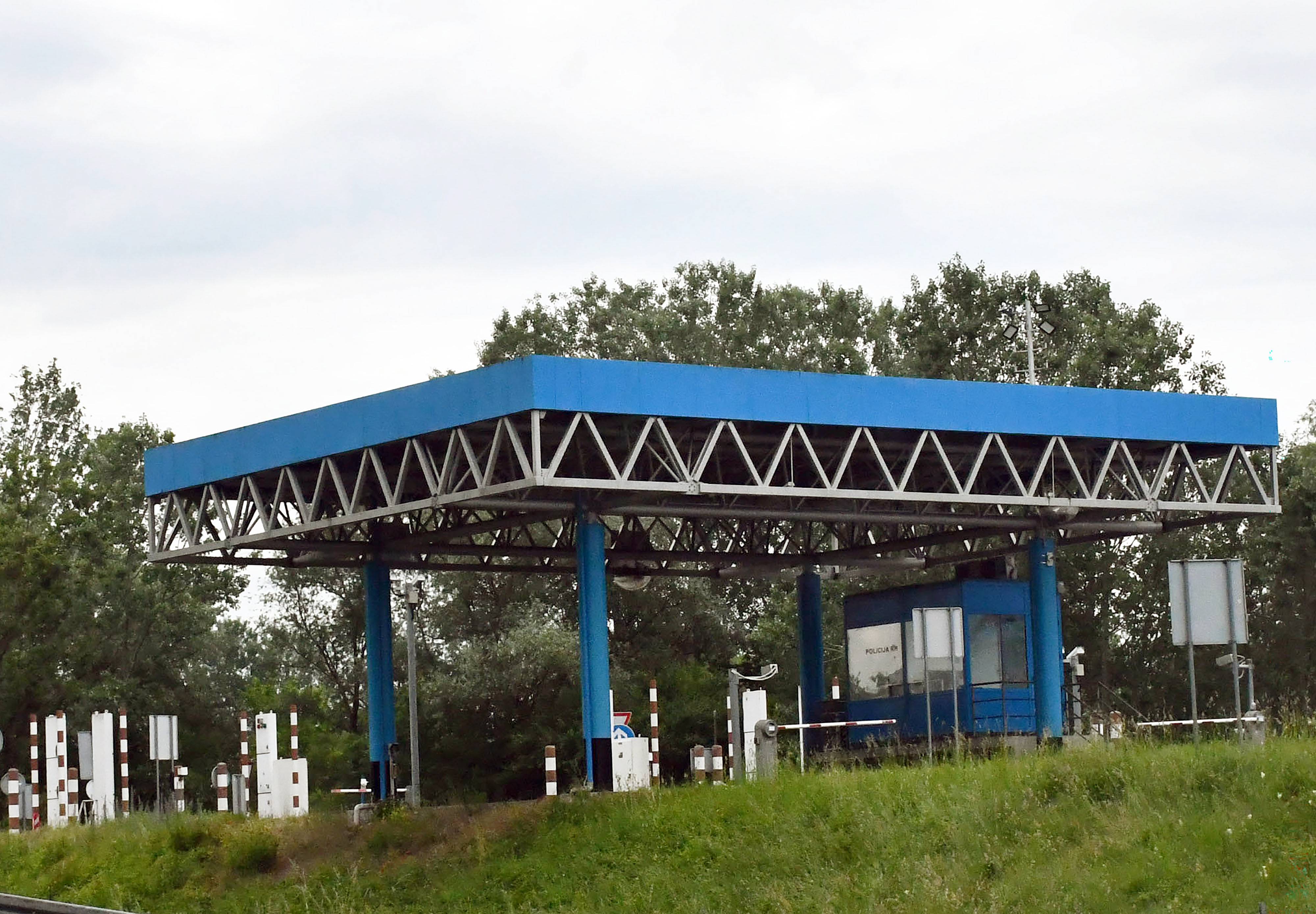 Obrušio se deo mosta na graničnom prelazu Gradiška između BiH i Hrvatske (3).jpg