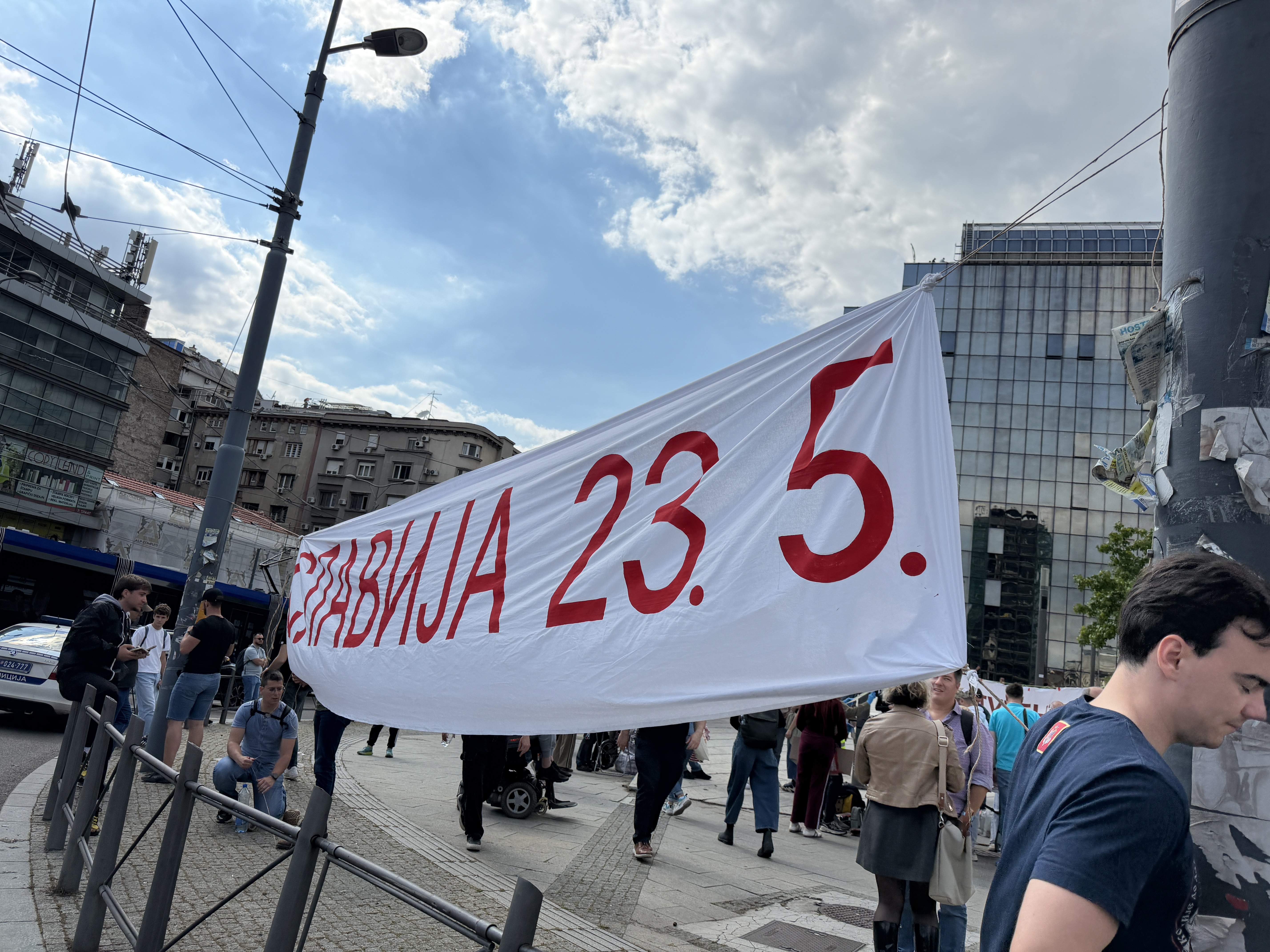 slavija studenti vs sns pristalice foto jovan mladenović nova rs (2).jpeg