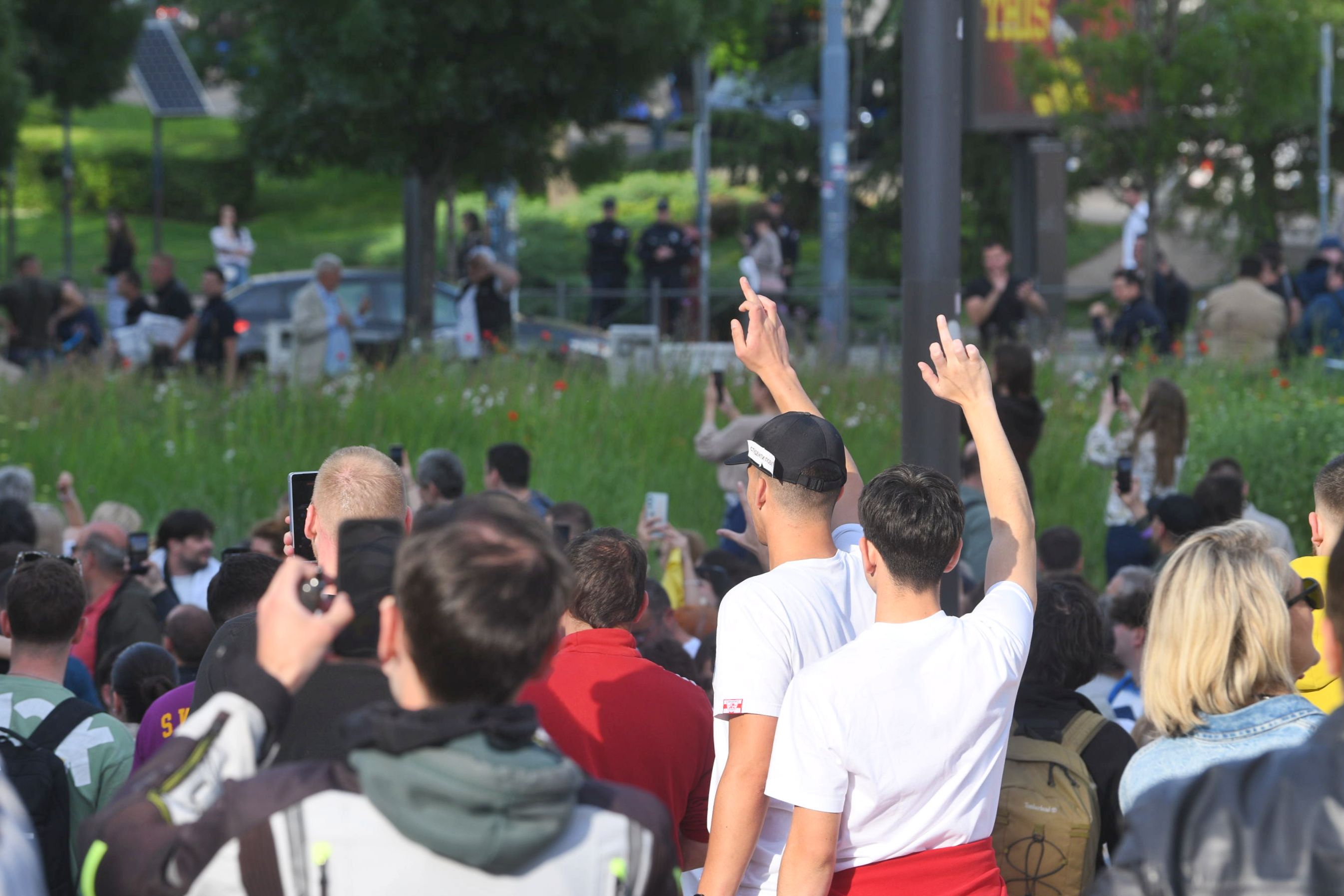 Beograd 19.05.2026. Slavija, studenti, štampanje majica pred najavljeni protests na Slaviji za 23. maj. Pristalice SNS-a se okupile naspram studenata na Slaviji, pristalice SNS napuštaju Slaviju Foto: Filip Krainčanić/Nova.rs