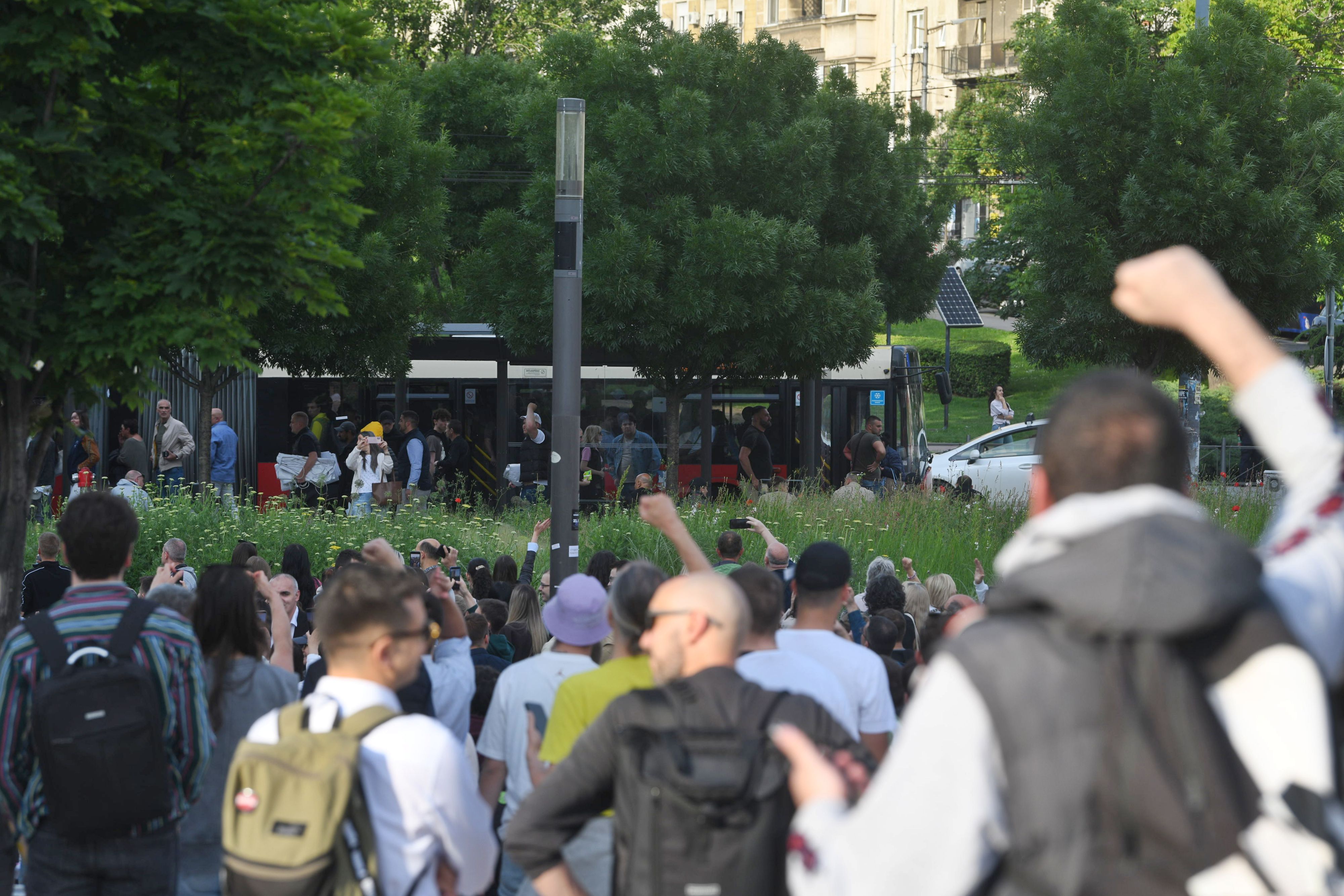 Beograd 19.05.2026. Slavija, studenti, štampanje majica pred najavljeni protests na Slaviji za 23. maj. Pristalice SNS-a se okupile naspram studenata na Slaviji, pristalice SNS napuštaju Slaviju Foto: Filip Krainčanić/Nova.rs