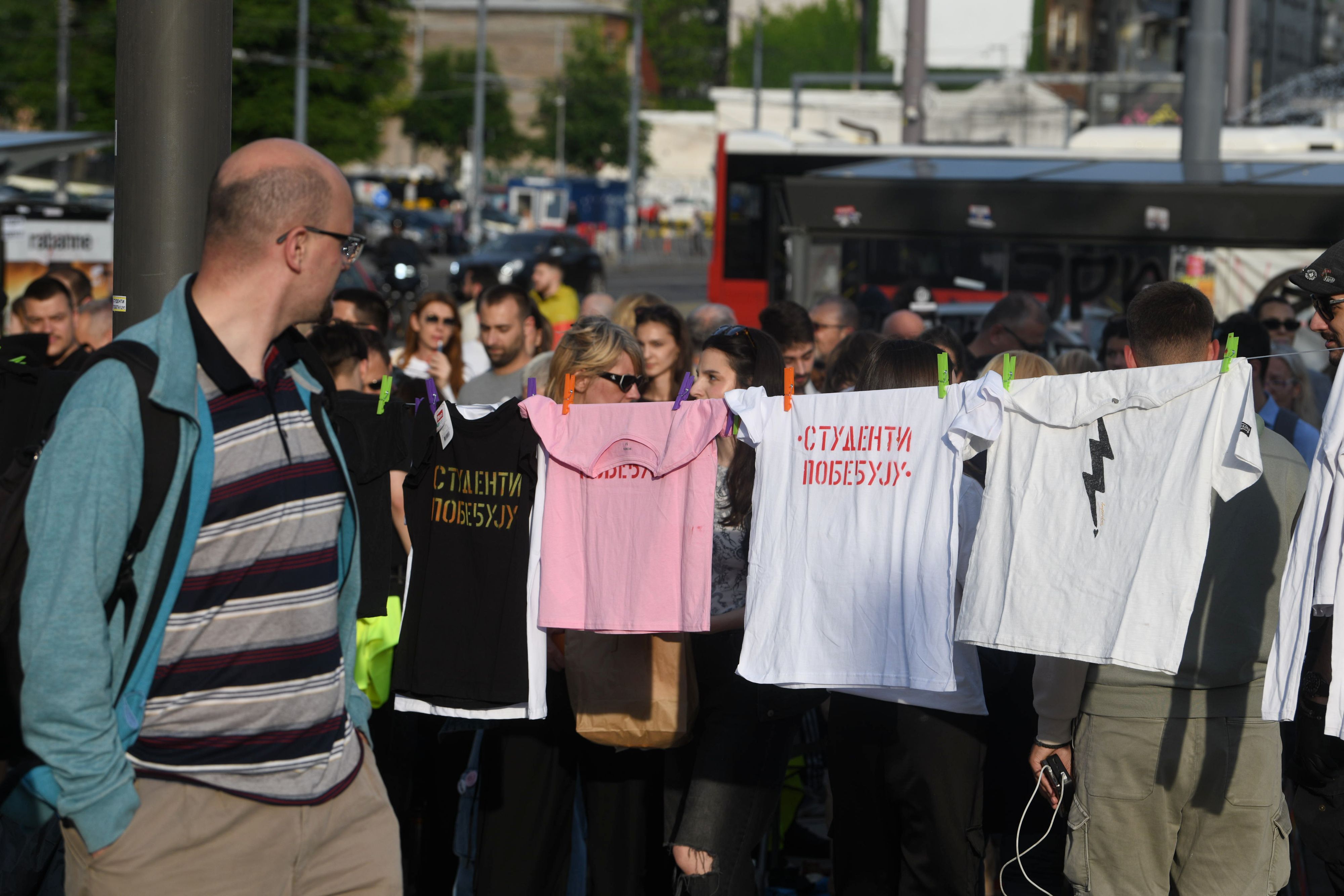 Beograd 19.05.2026. Slavija, studenti, štampanje majica pred najavljeni protests na Slaviji za 23. maj. Pristalice SNS-a se okupile naspram studenata na Slaviji, Studenti pobeđuju, transparent Foto: Filip Krainčanić/Nova.rs