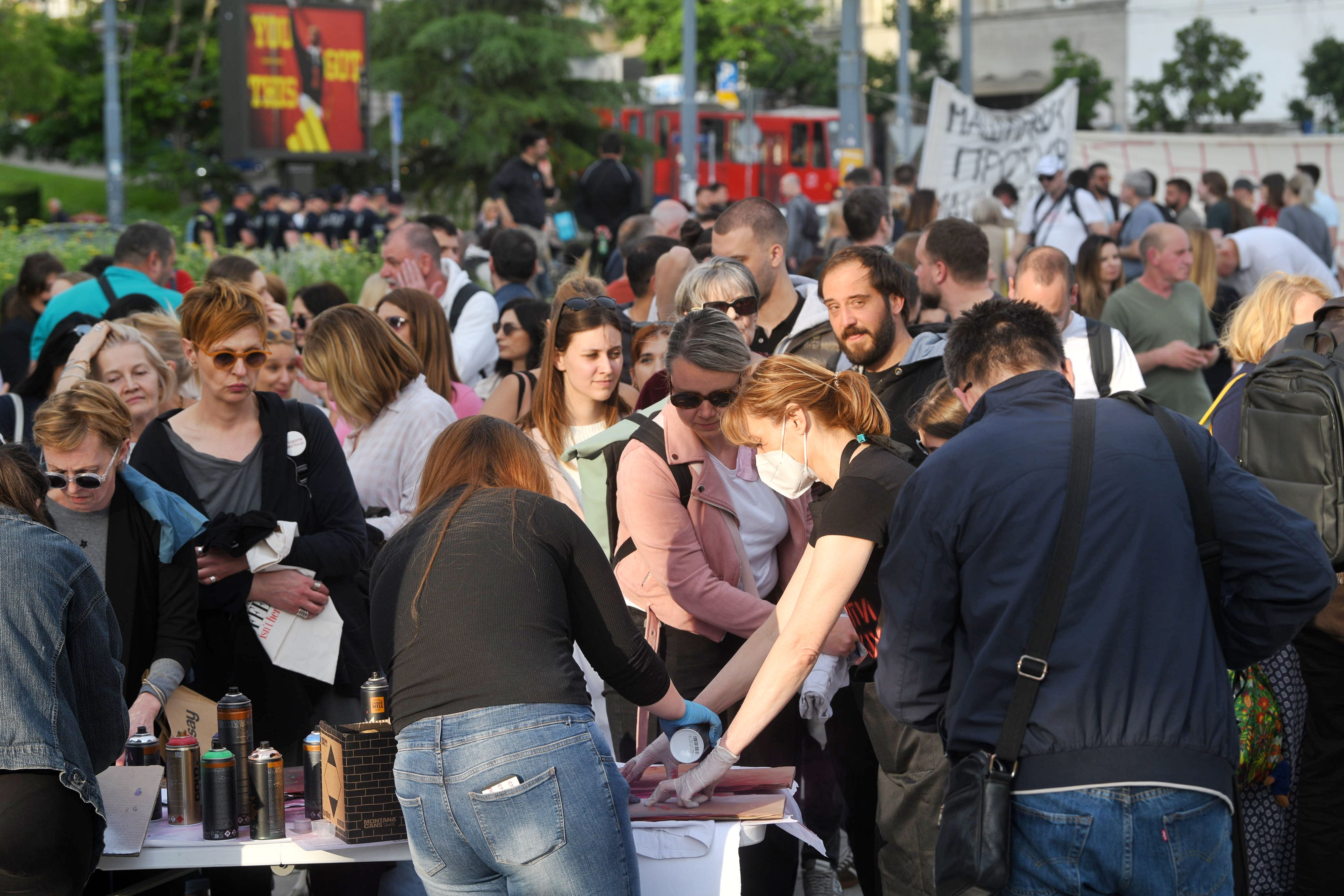 Beograd 19.05.2026. Slavija, studenti, štampanje majica pred najavljeni protests na Slaviji za 23. maj. Pristalice SNS-a se okupile naspram studenata na Slaviji, Studenti pobeđuju, transparent Foto: Filip Krainčanić/Nova.rs