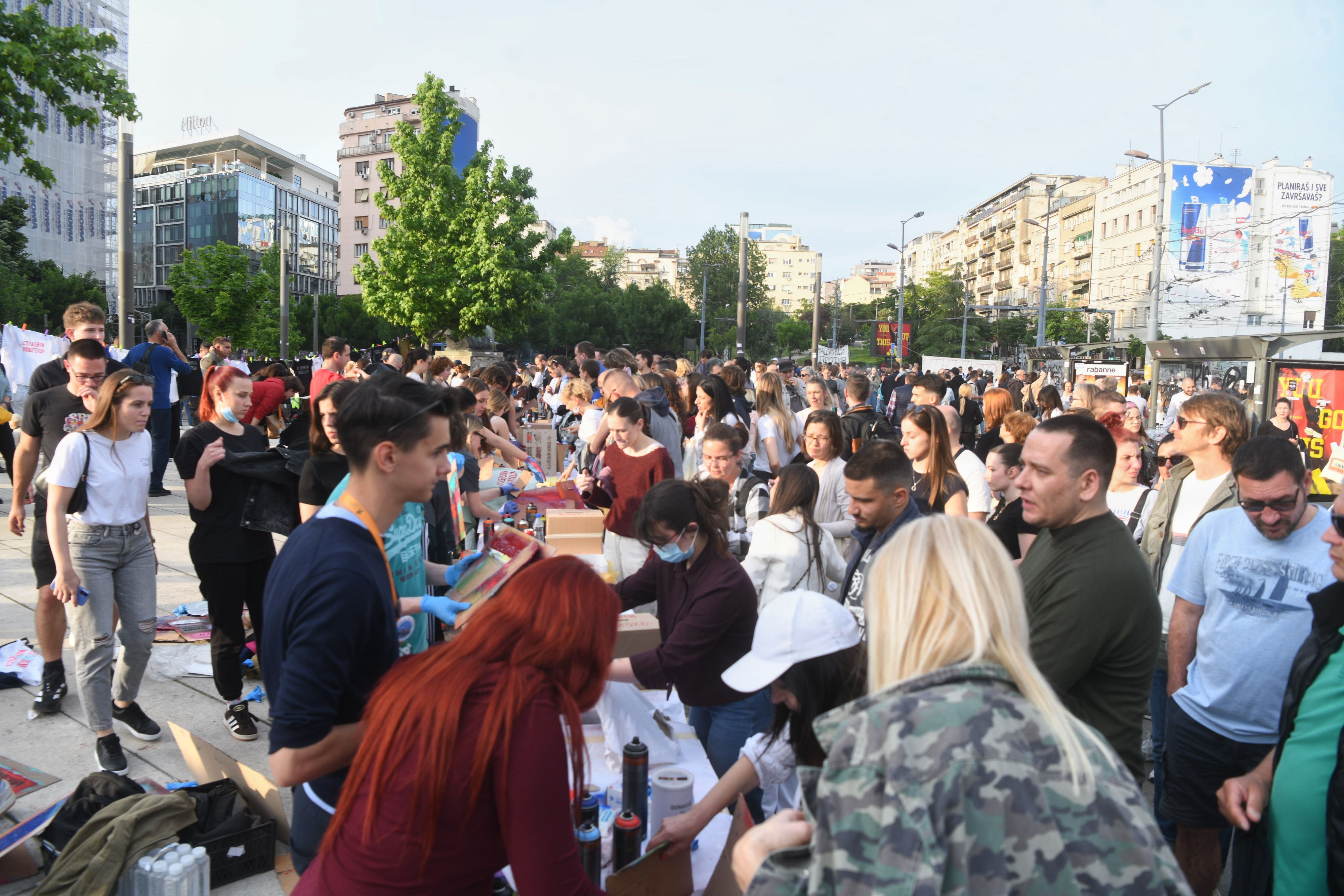 Beograd 19.05.2026. Slavija, studenti, štampanje majica pred najavljeni protests na Slaviji za 23. maj. Pristalice SNS-a se okupile naspram studenata na Slaviji, Studenti pobeđuju, transparent Foto: Filip Krainčanić/Nova.rs