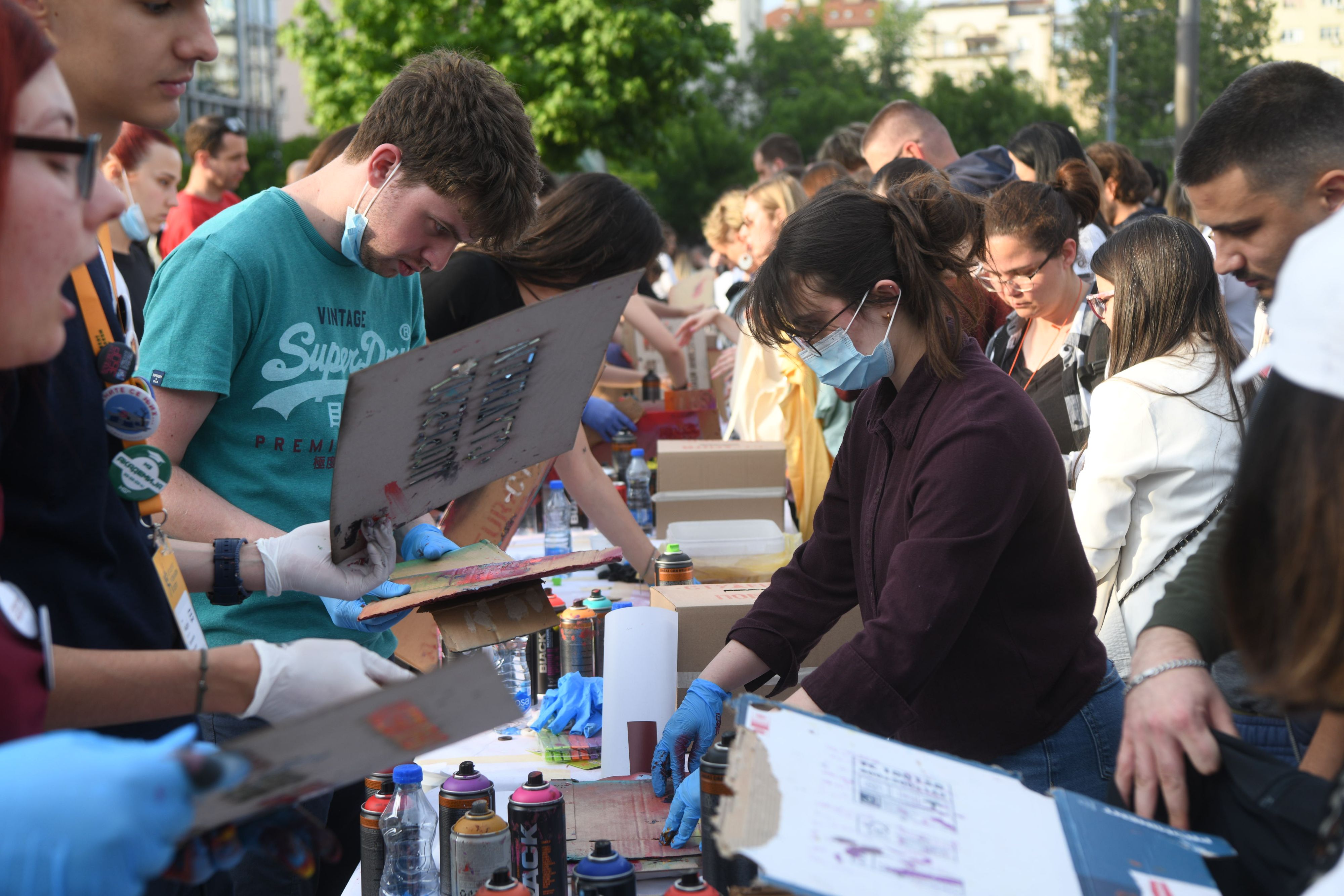 Beograd 19.05.2026. Slavija, studenti, štampanje majica pred najavljeni protests na Slaviji za 23. maj. Pristalice SNS-a se okupile naspram studenata na Slaviji, Studenti pobeđuju, transparent Foto: Filip Krainčanić/Nova.rs