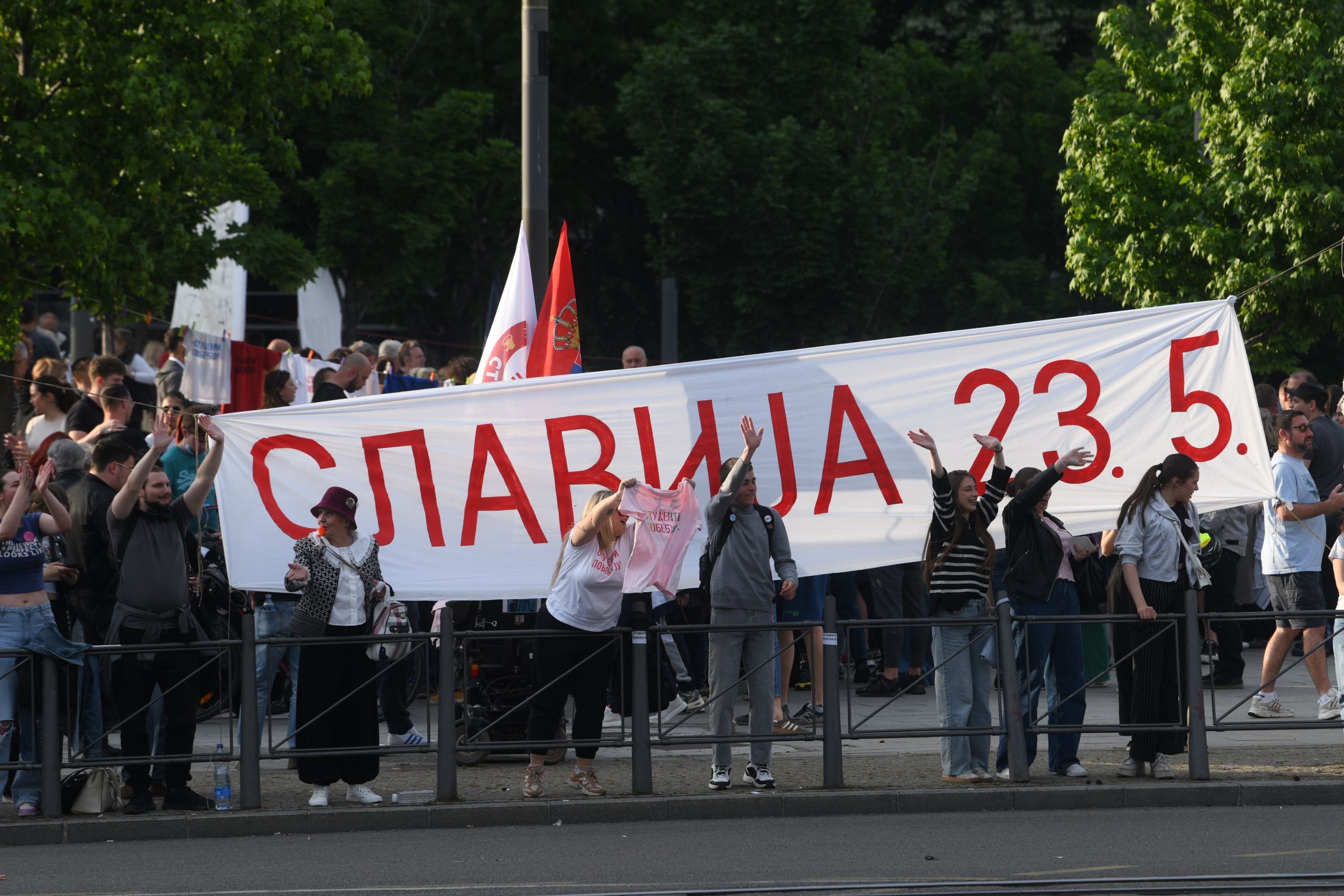 Beograd 19.05.2026. Slavija, studenti, štampanje majica pred najavljeni protests na Slaviji za 23. maj. Pristalice SNS-a se okupile naspram studenata na Slaviji, Slavija 23.05., transparent Foto: Filip Krainčanić/Nova.rs