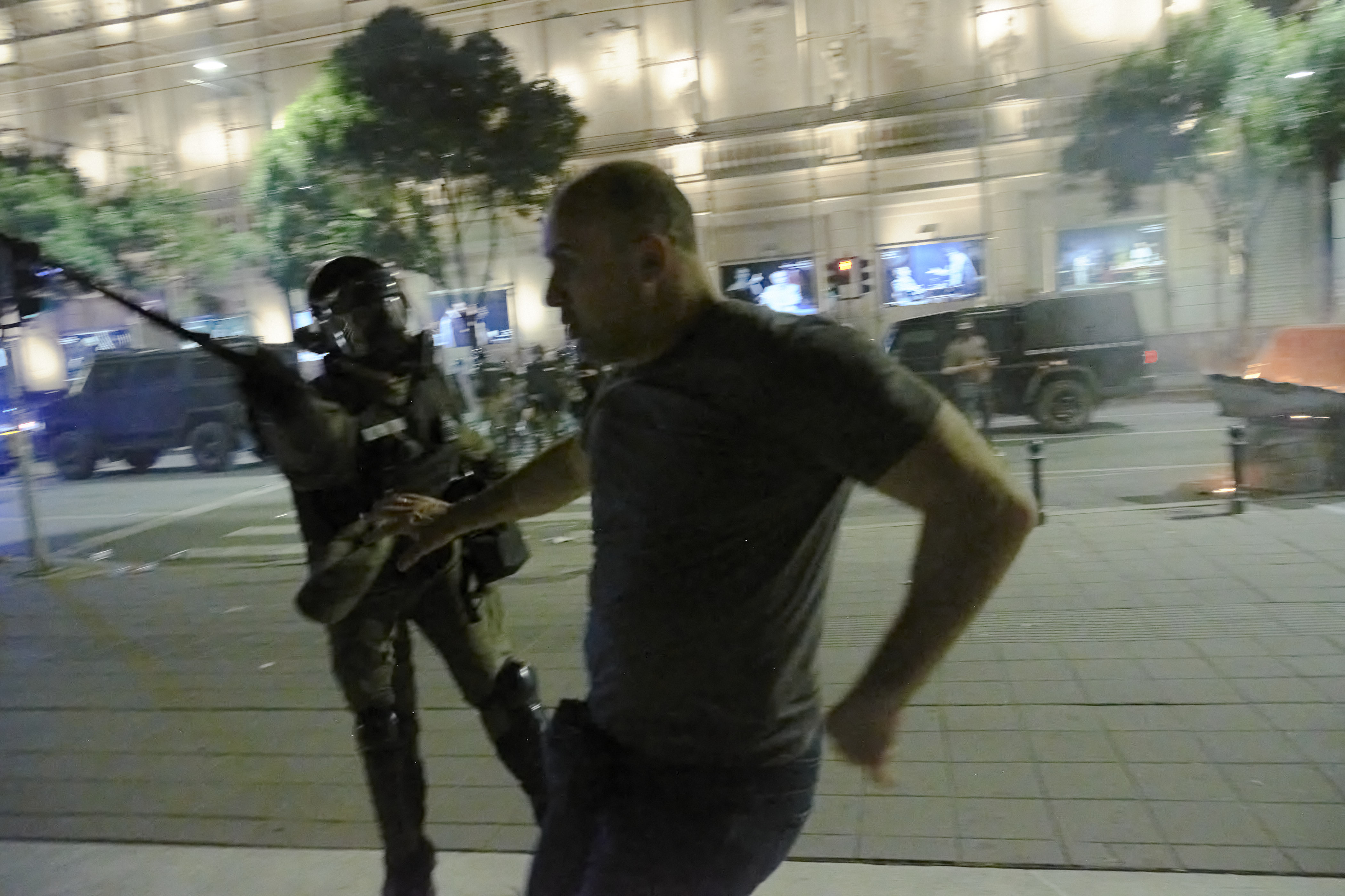 fotografije na kojima se vidi trenutak kada žandarm udara policajca u civilu Foto Darko_DuckinDSCF1739 (5).jpeg