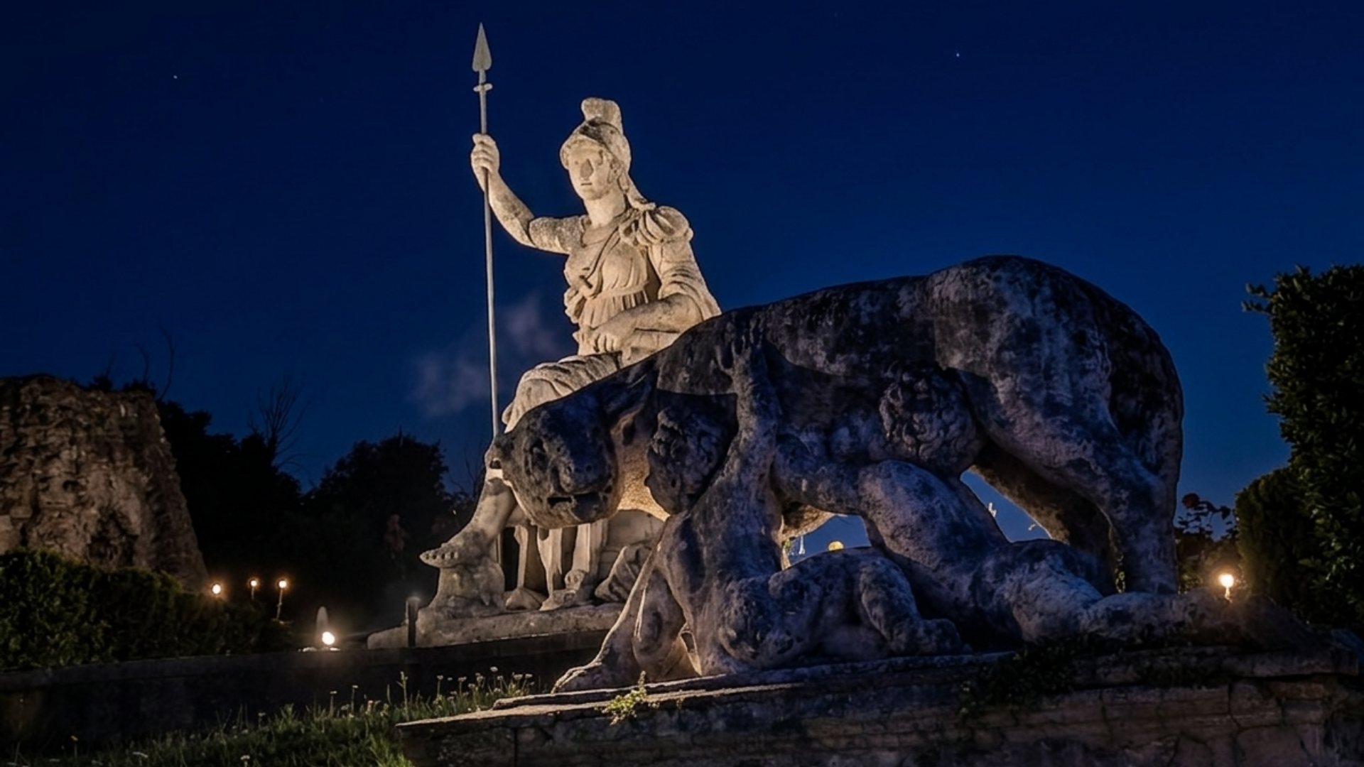 Magični susret mitologije i svetlosti Boginja Roma i kultna Kapitolijska vučica pod noćnim iluminacijama, u iščekivanju manifestacije Notte dei Musei.png