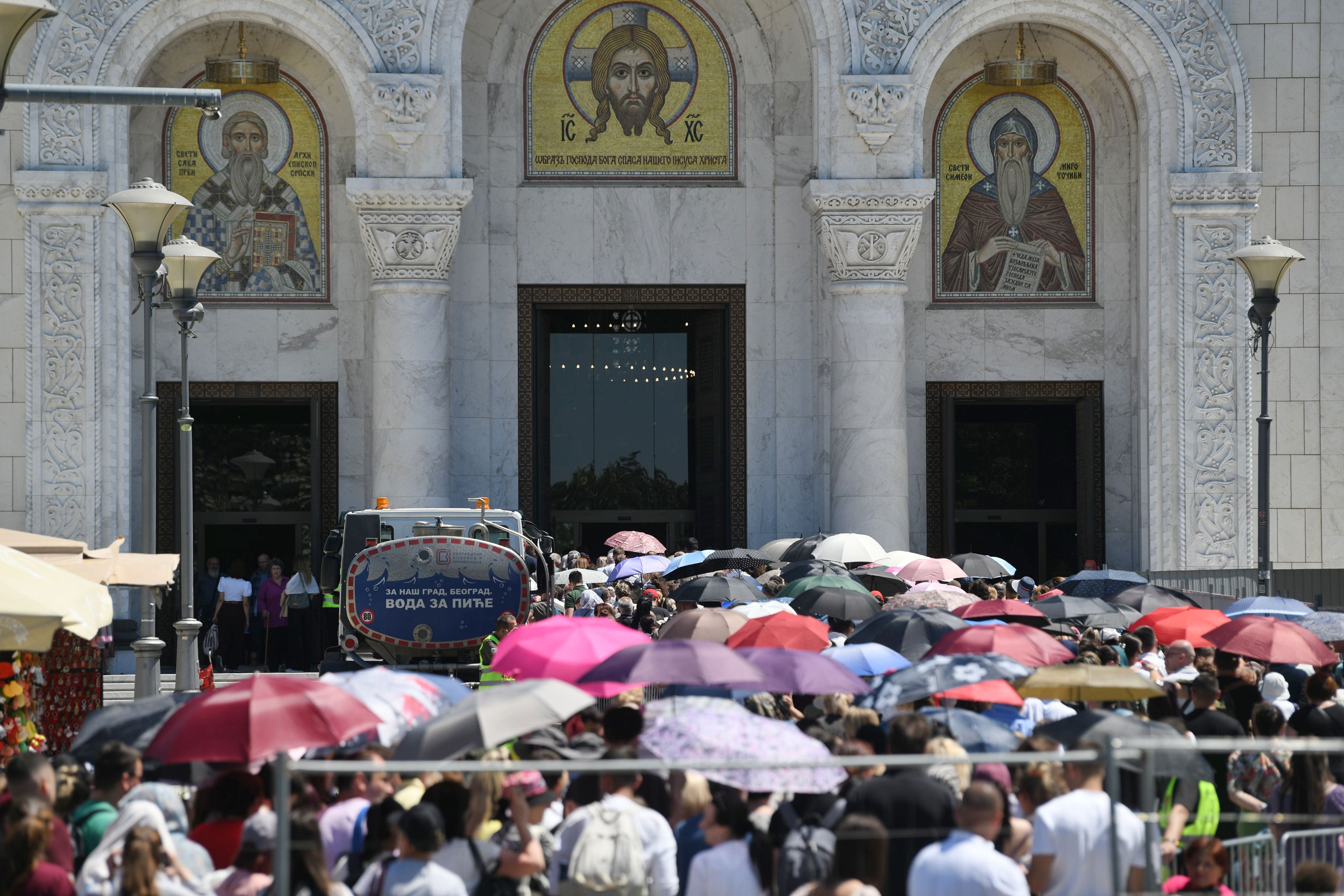 Beograd 28. maj 2026. Hram Svetog Save, Pojas Presvete Bogorodice svetinja izlozena u Hramu, pravoslavni vernici čekaju red za celivanje svetinje Foto Filip Krainčanić Nova.rs