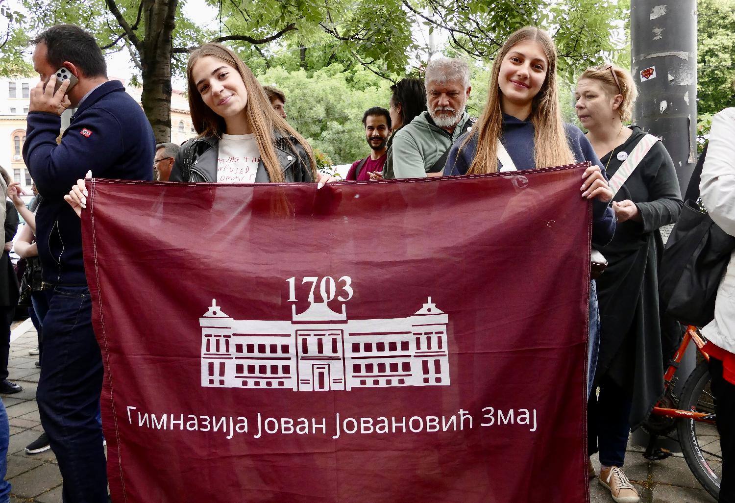 protest roditelja učenika novosadske gimnazije Jovan Jovanović Zmaj, ispred zagrade Ministarstvo prosvete Srbije (4)a.jpeg