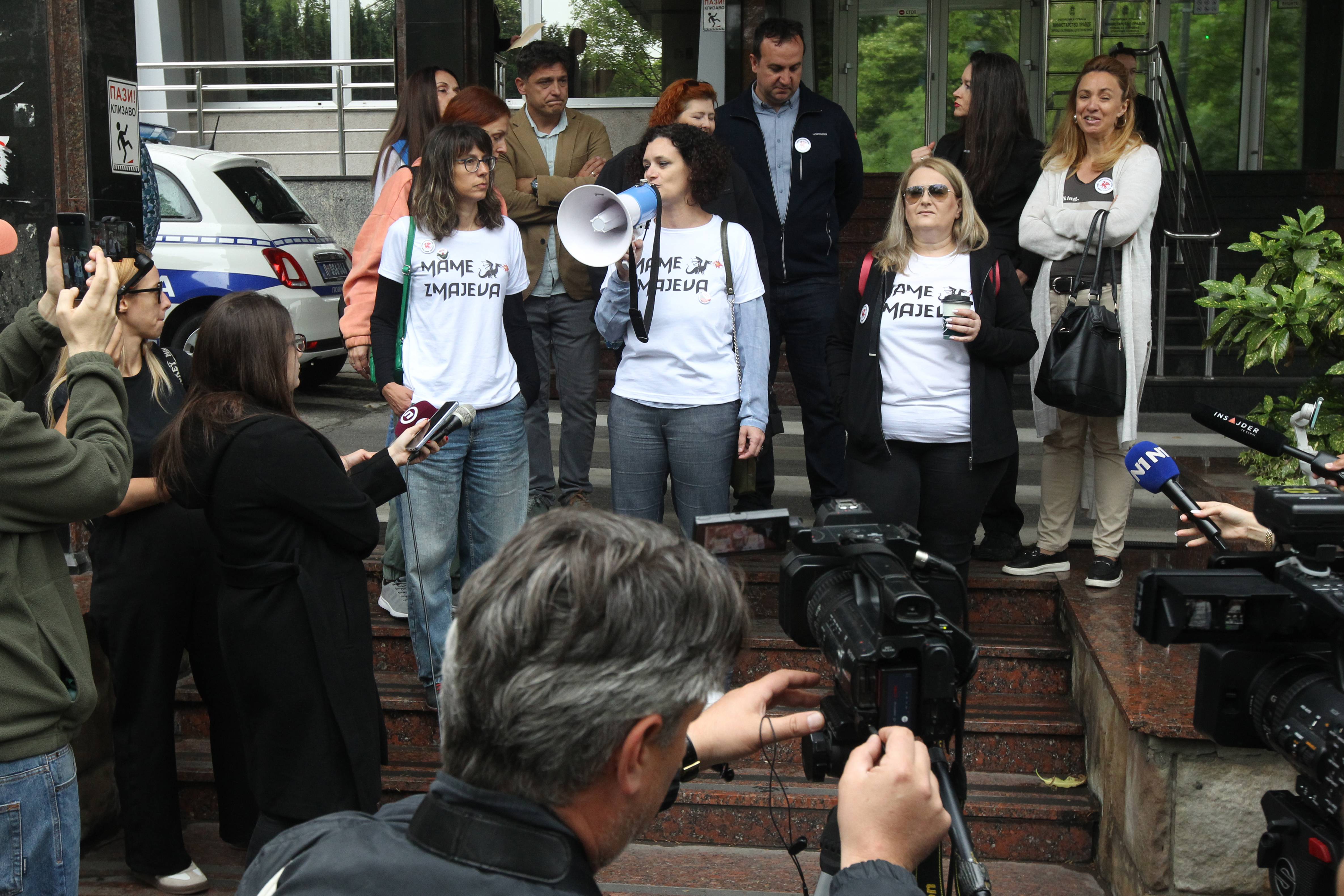 Protest roditelja učenika novosadske gimnazije Jovan Jovanović Zmaj, ispred zagrade Ministarstvo prosvete Srbije (12).jpg