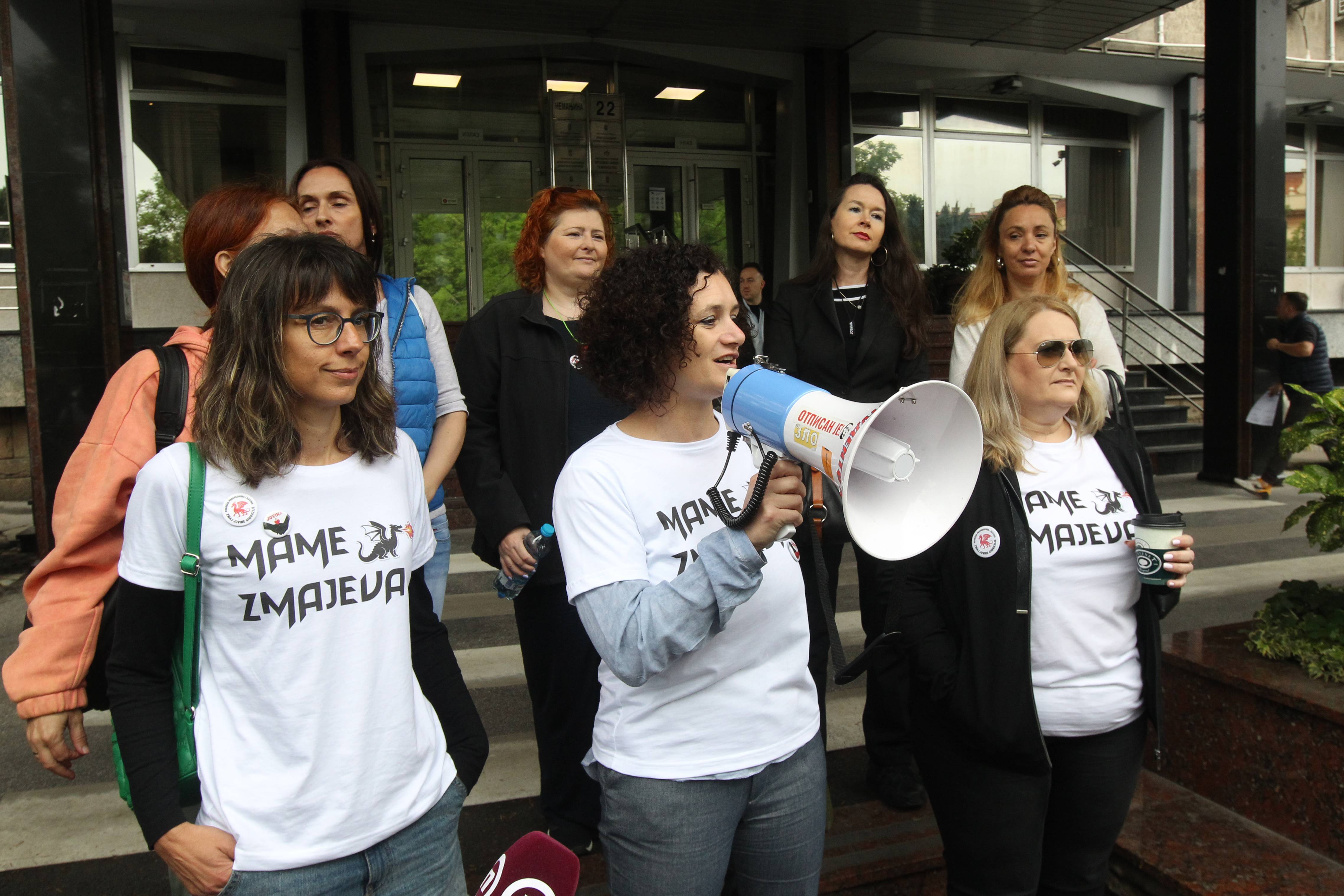 Protest roditelja učenika novosadske gimnazije Jovan Jovanović Zmaj, ispred zagrade Ministarstvo prosvete Srbije (13).jpg