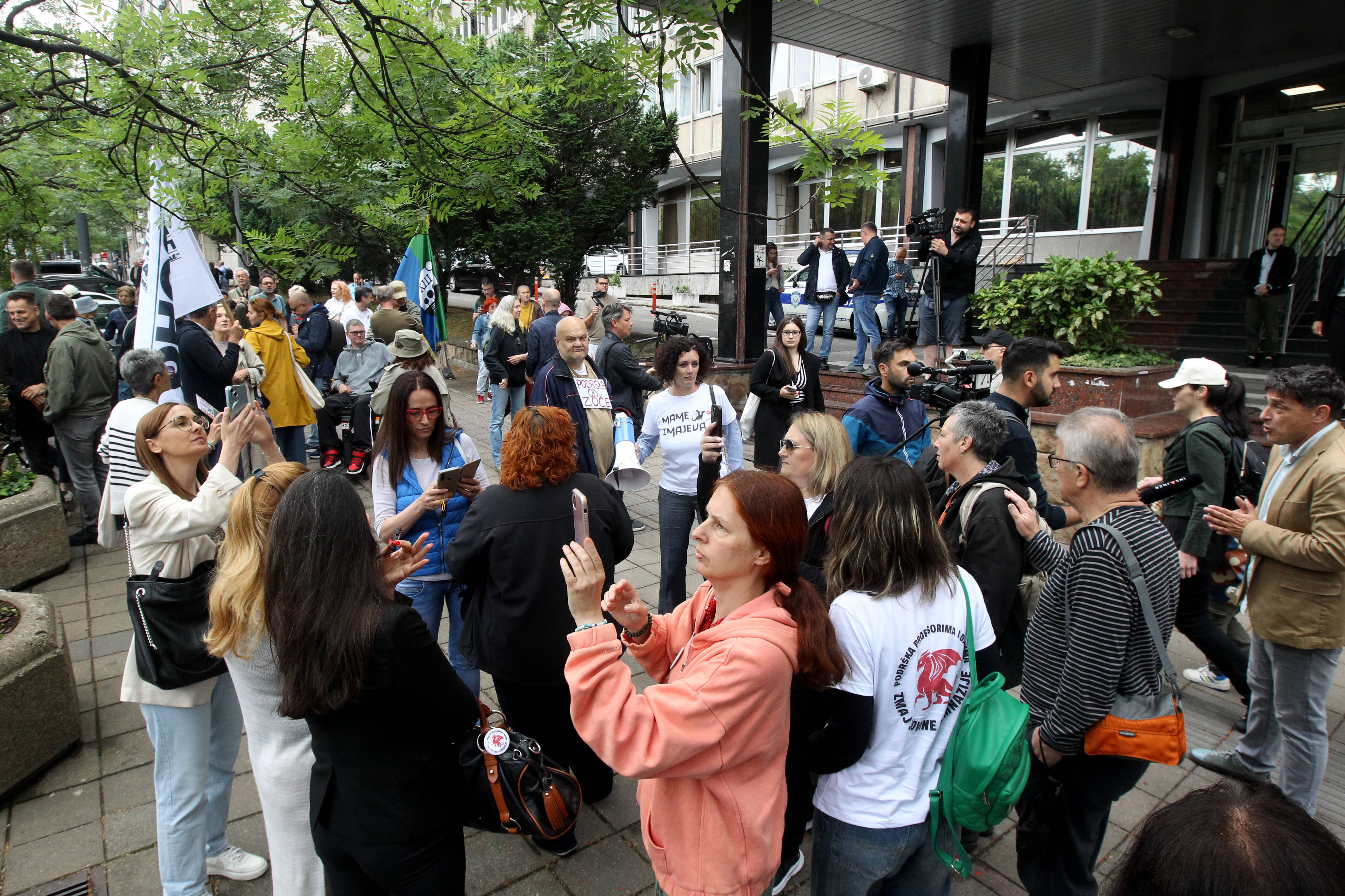 Protest roditelja učenika novosadske gimnazije Jovan Jovanović Zmaj, ispred zagrade Ministarstvo prosvete Srbije (6).jpg