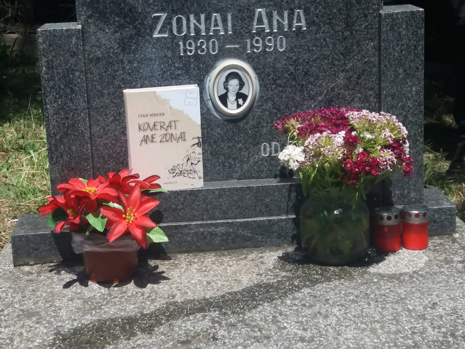 Roman Koverat na grobu glavne junakinej Ane Zonai Foto Privatna arhiva.jpg