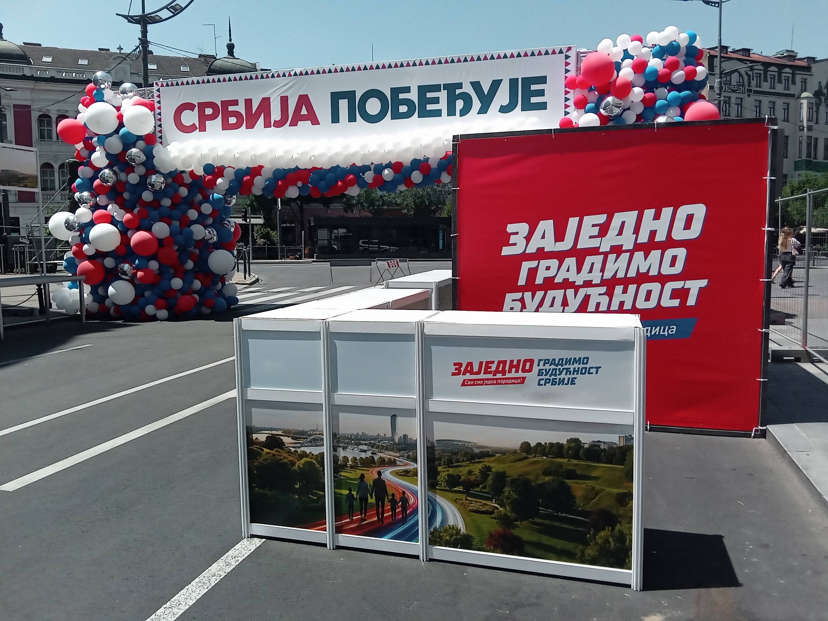 Pripreme ispred Doma Narodne skupstine pred pocetak centralnog skupa Srpske napredne stranke pod nazivom 'Srbija, jedna porodica' (2).jpg