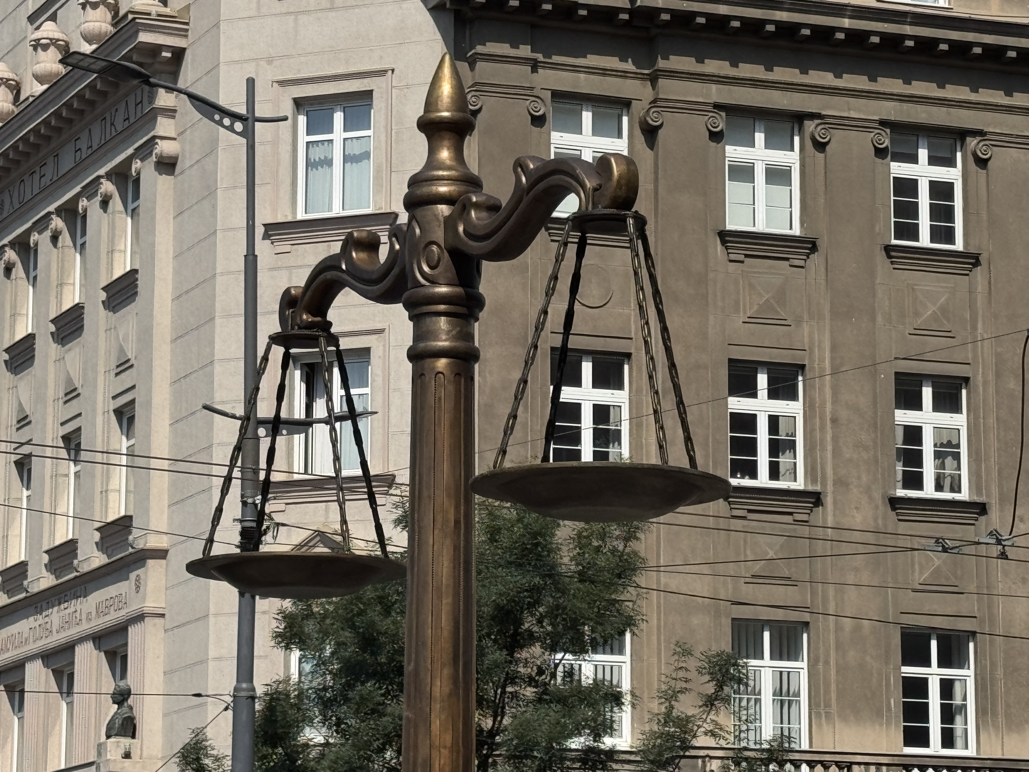 Beograd, 30-06.2026. Terazije, novi spomenik na kružnom toku , vaga, terazije