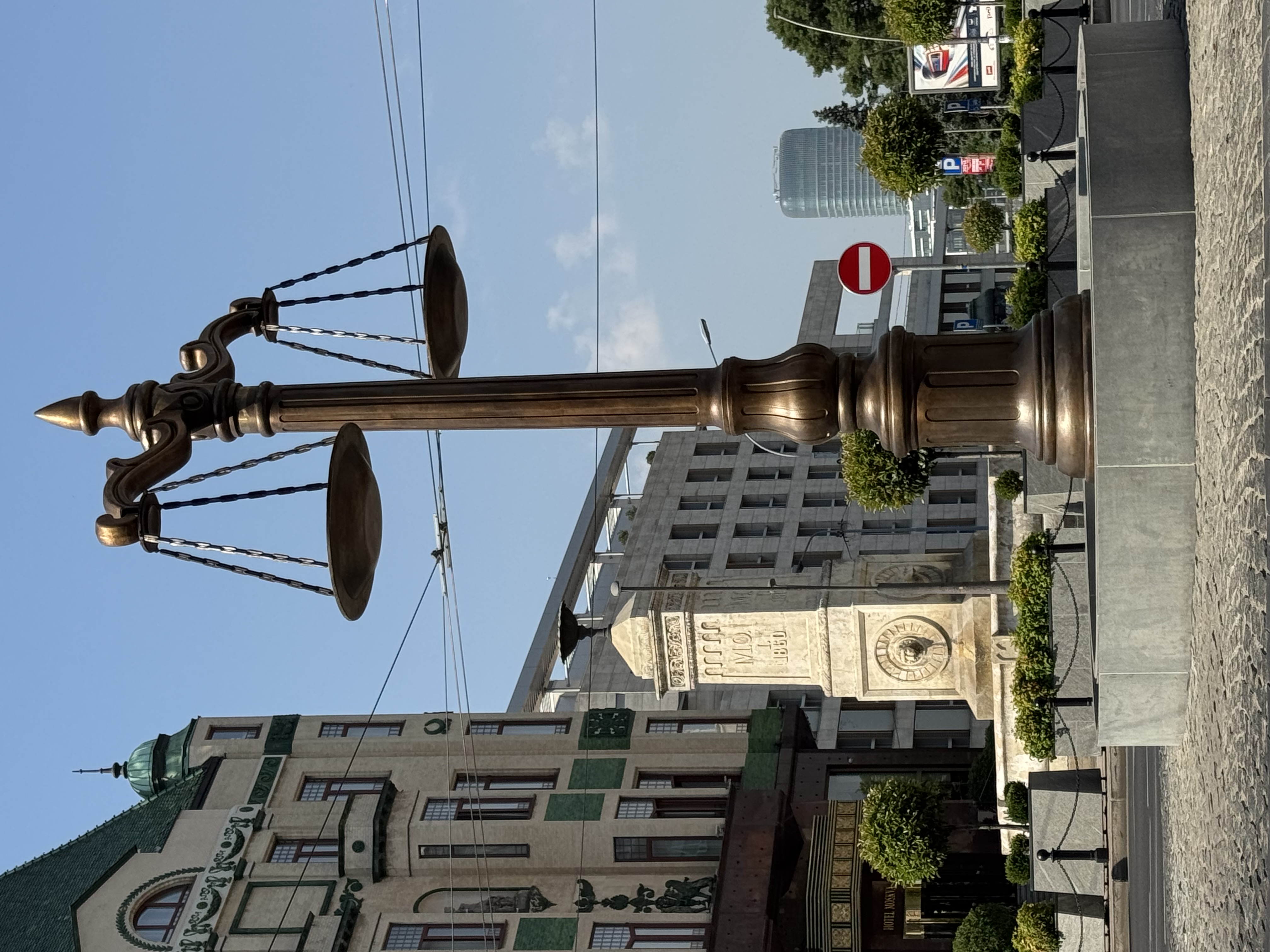 Beograd, 30-06.2026. Terazije, novi spomenik na kružnom toku , vaga, terazije