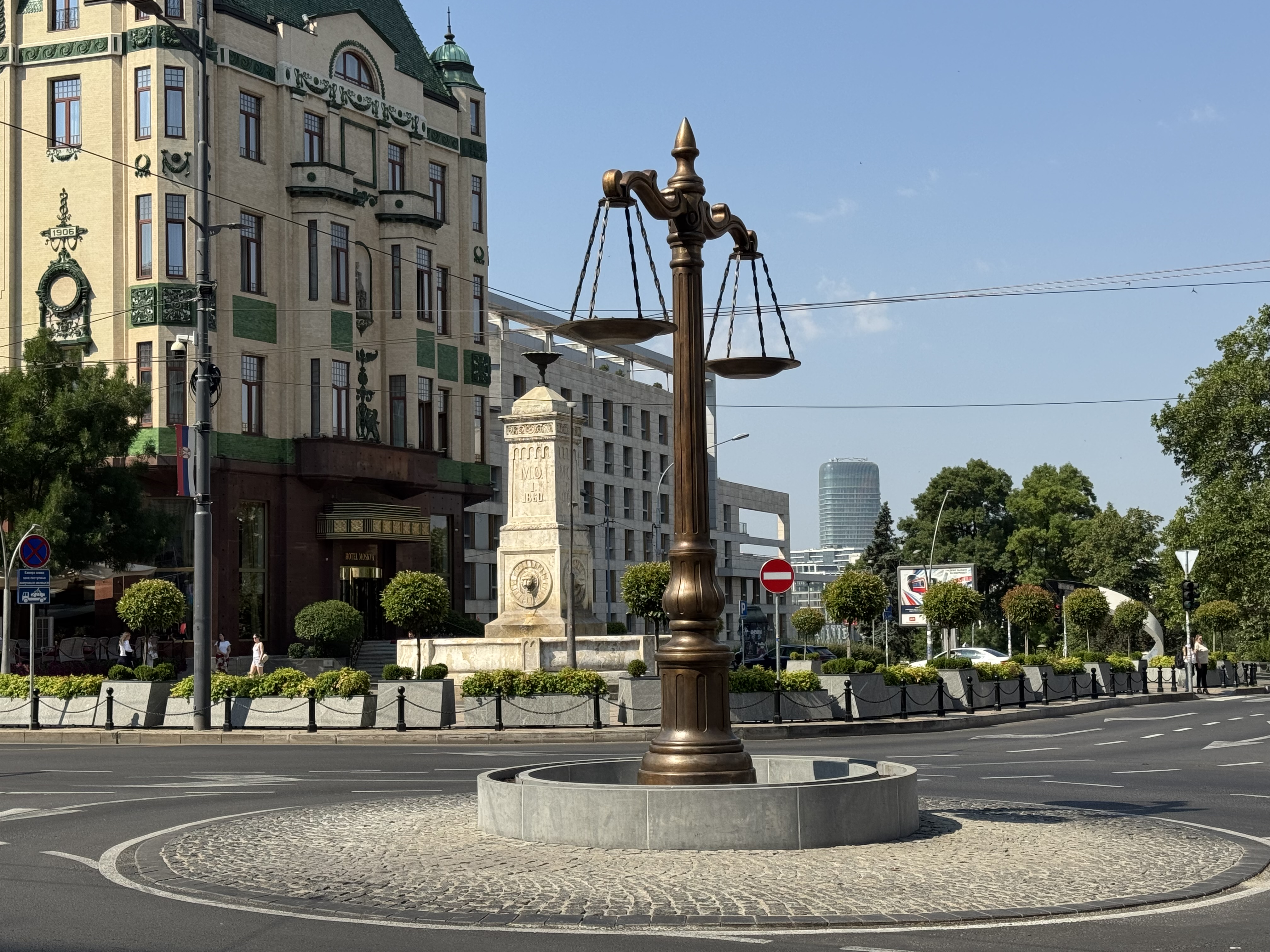 Beograd, 30-06.2026. Terazije, novi spomenik na kružnom toku , vaga, terazije