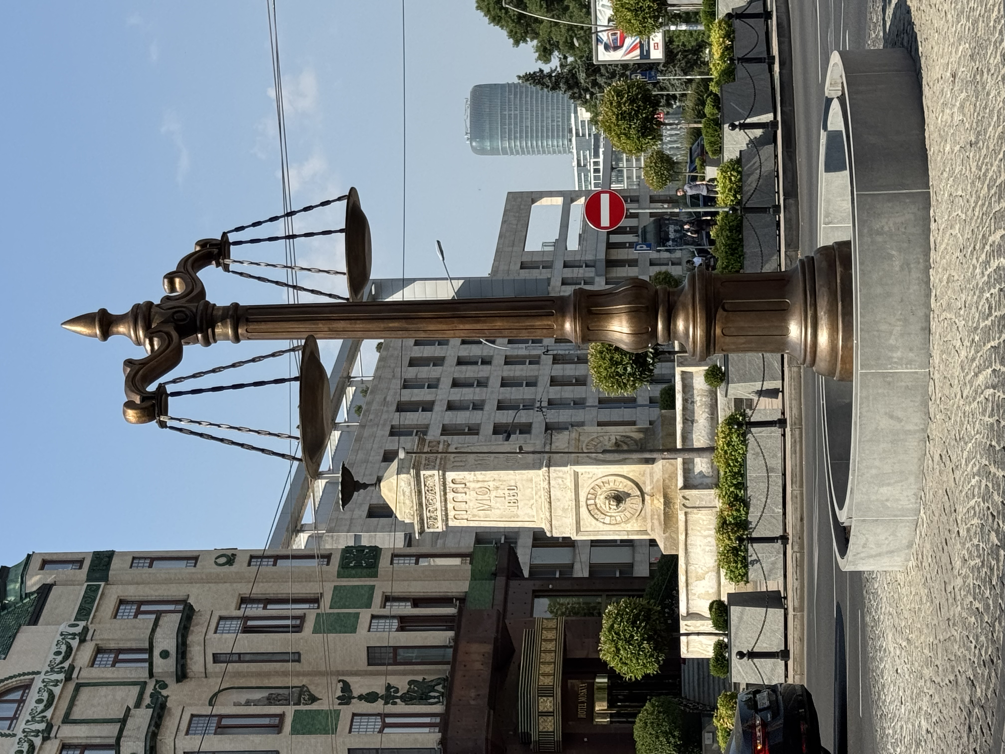 Beograd, 30-06.2026. Terazije, novi spomenik na kružnom toku , vaga, terazije
