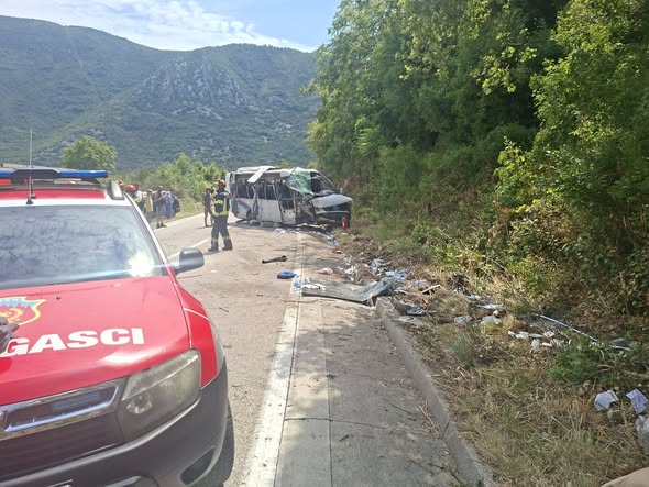 Crna Gora saobraćajna nesreća foto facebook VATROGASNA JEDINICA KOTOR (1).jpg