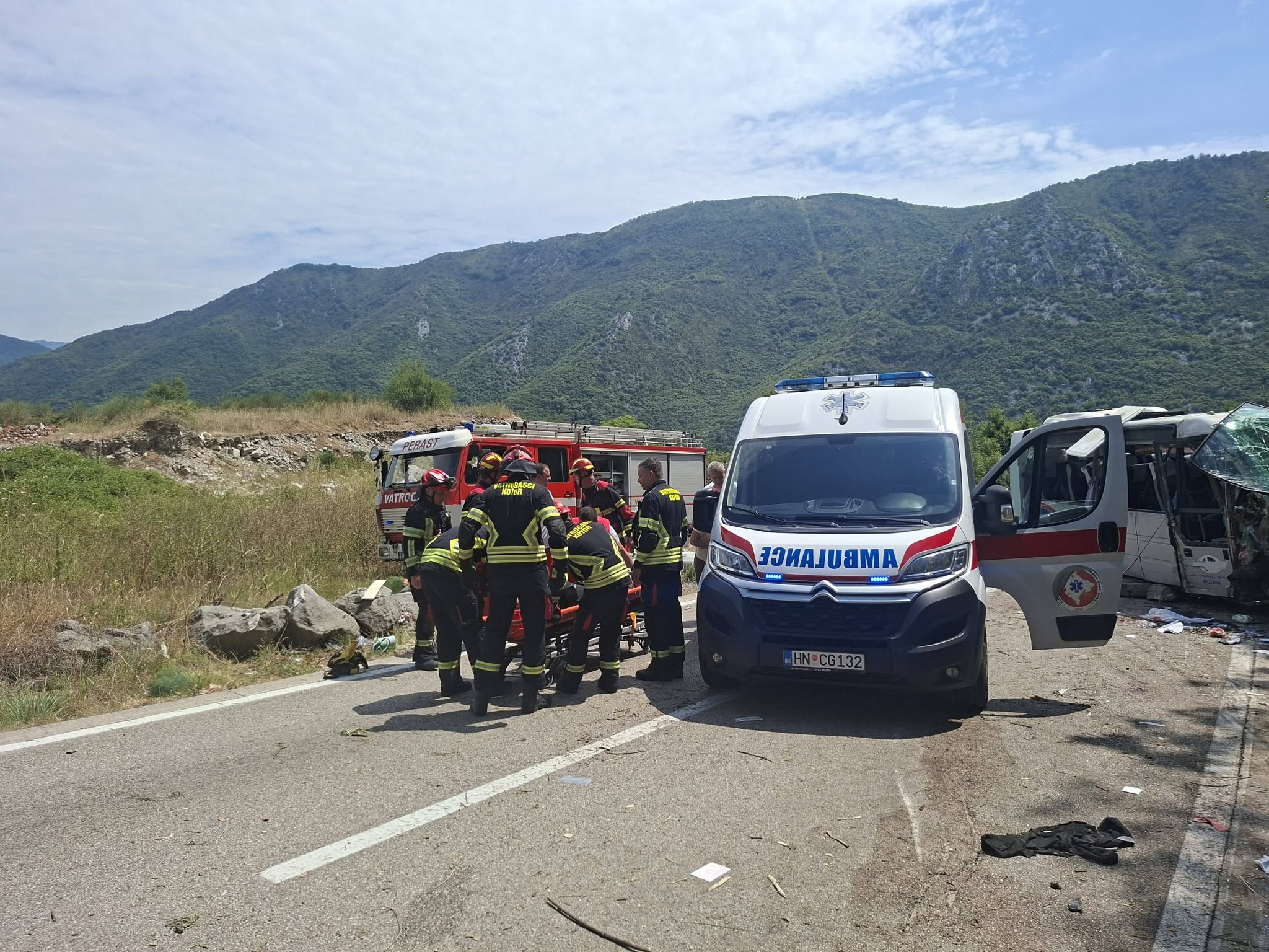 Crna Gora saobraćajna nesreća foto facebook VATROGASNA JEDINICA KOTOR (2).jpg