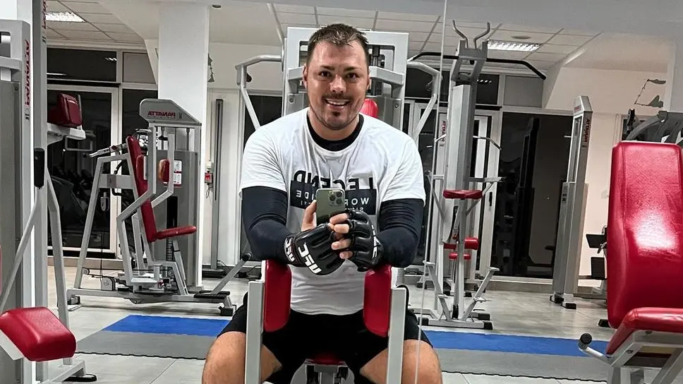 "Osetio sam i vrh i dno, bio sam voljen, osporavan, slavljen i osuđivan": Popularni pevač se obratio fanovima emotivnom porukom nakon teškog perioda