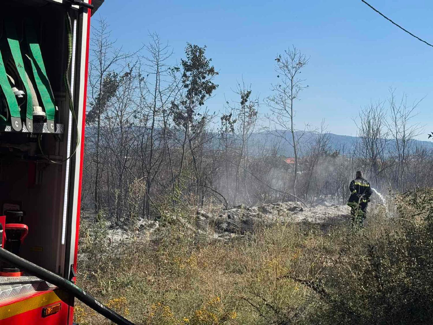 Mesto: ŠumariceDatum: Sun Aug 16 19:50:19 CEST 2026Dogadjaj: PRIRODA - Gašenje  šumskog požara u mestu Šumarice nedaleko od Kragujevca.Izvor: FoNet/Uprava za vanredne situacije