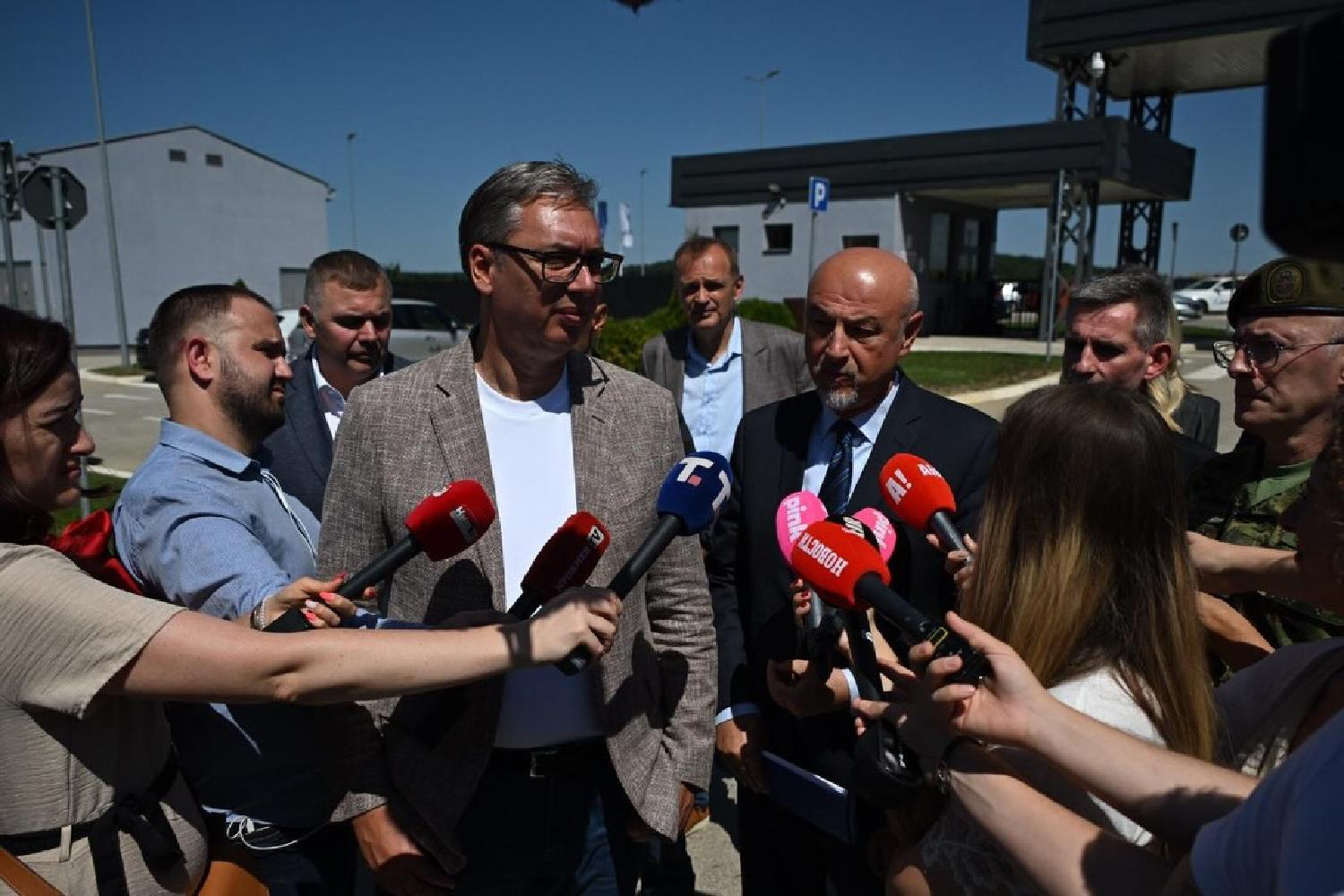 Mesto: KuršumlijaDatum: 2026-08-19 12:30:04.0Dogadjaj: POLITIKA - Predsednik Srbije Aleksandar Vučić posetio je radove na izgradnji III faze fabrike složenih borbenih sistema u Kuršumliji.Ličnosti: Aleksandar VučićIzvor: FoNet/Instagram Budućnost Srbije