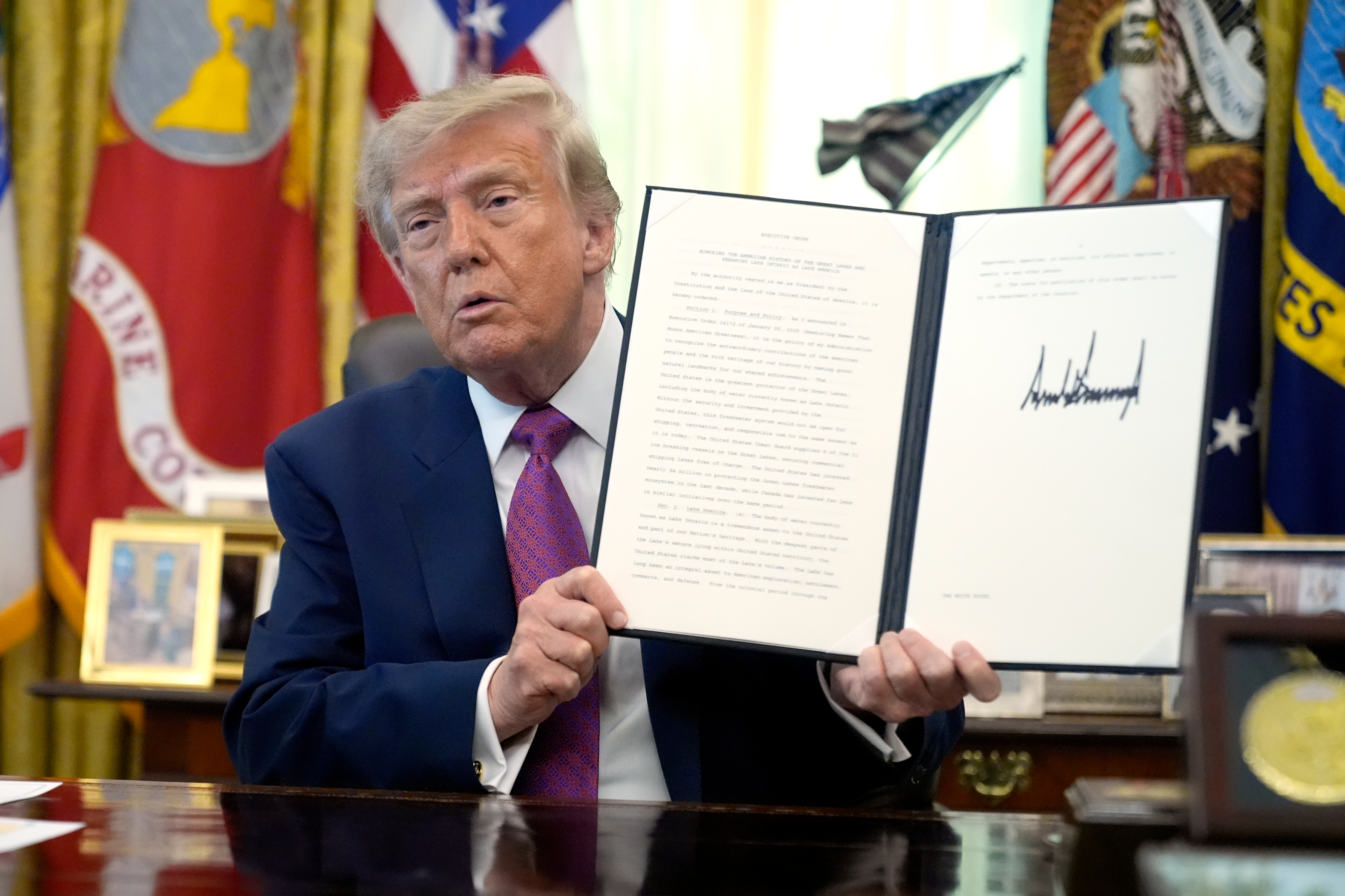 Donald Tramp potpisao odluku o preimenovanju jezera Ontario u jezero Amerika.jpg