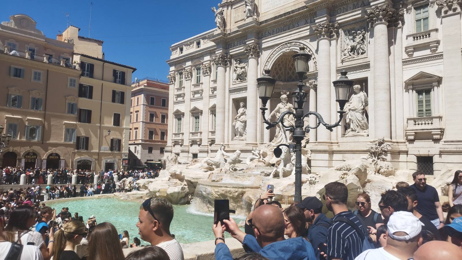 Kadar iz Večnog grada Ispred monumentalne Fontana di Trevi.jpg, Čuvari večnog sjaja: Kako Sovrintendenza Capitolina sa ljubavlju i vizijom brine o venama Večnog Grada