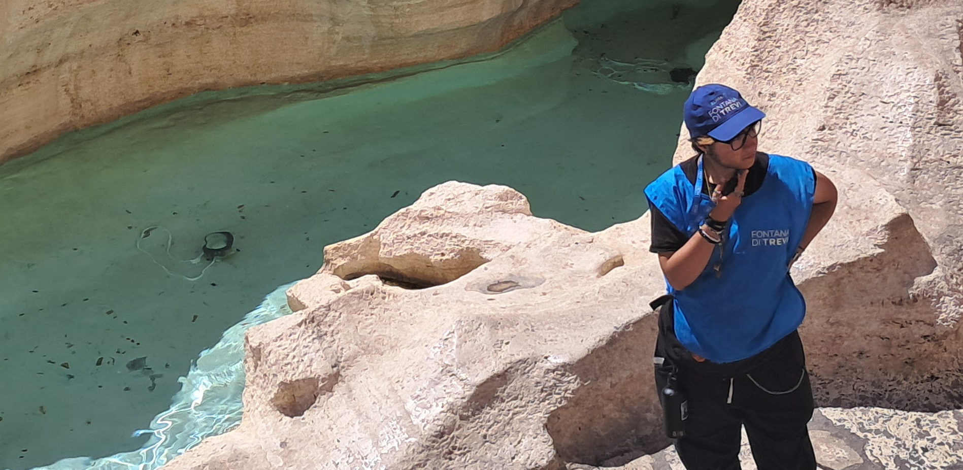 Održavanje istorije Ovlašćeni radnik ispred bazena Fontana di Trevi.png, Čuvari večnog sjaja: Kako Sovrintendenza Capitolina sa ljubavlju i vizijom brine o venama Večnog Grada