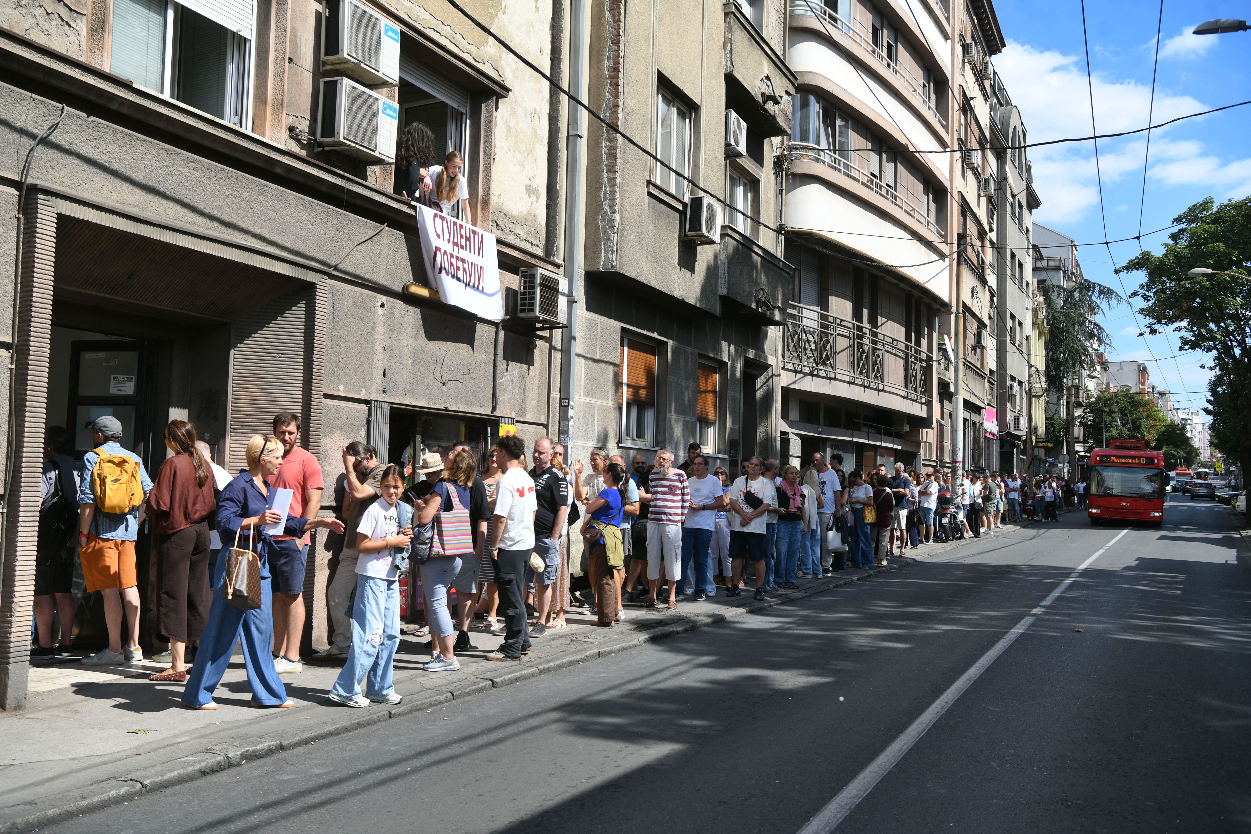 Vračar, skupljanje potpisa za studentsku listu, studenti pobeđuju potpisi, redovi foto filip kraincanic nova rs (15).jpeg