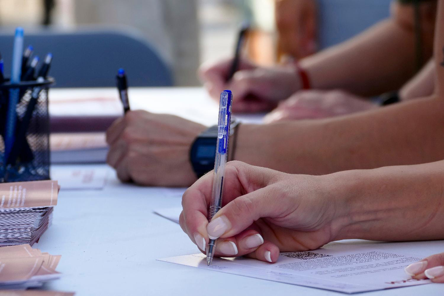 Mesto: BeogradDatum: Sat Sep 19 17:05:49 CEST 2026Dogadjaj: IZBORI - Štand predstavnika Studentske liste ispred Doma omladine gde predstavljaju svoj plan i razgovaraju sa građanima.Fotoreporter: Zoran DrekalovićIzvor: FoNet