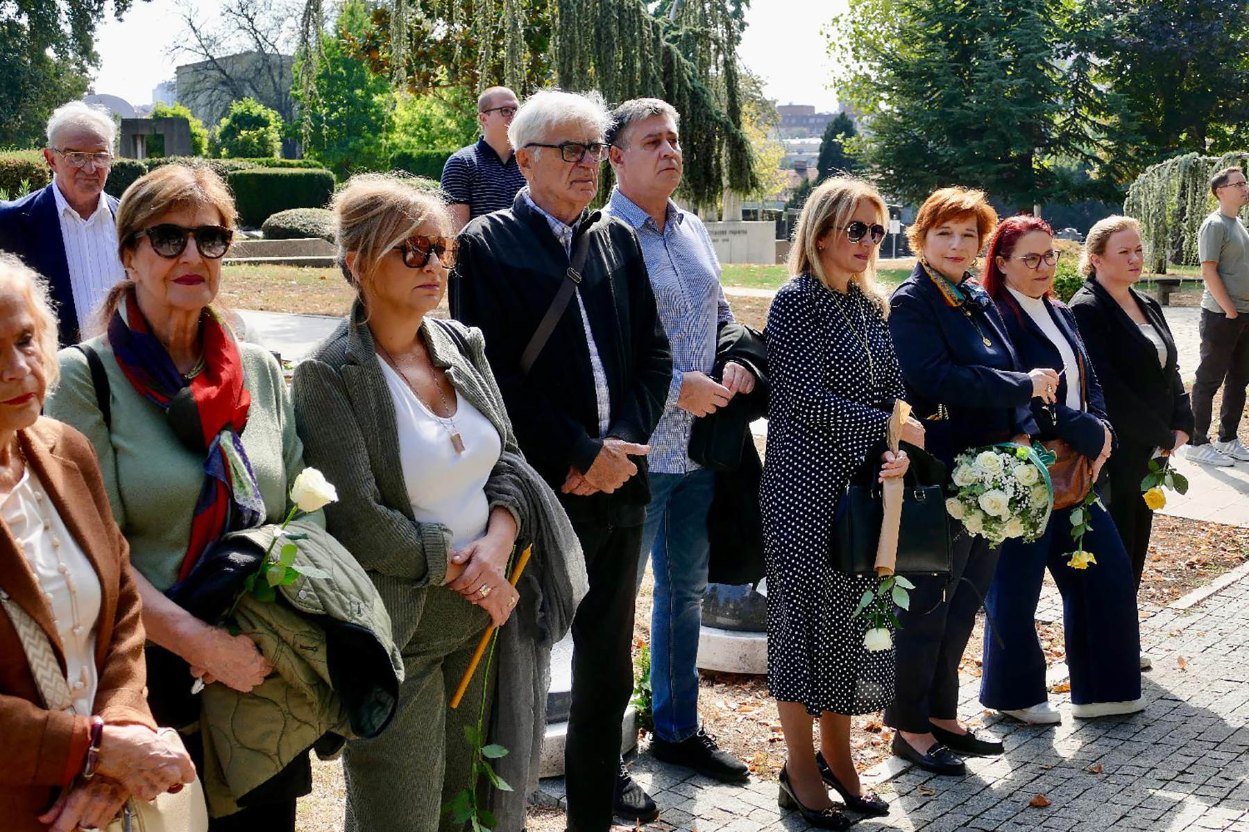 Polaganje urne u Aleji zaslužnih građana na Novom groblju, osnivača i predsednika Upravnog odbora Centra za demokratiju Dragoljuba Mićunovića (3).jpeg