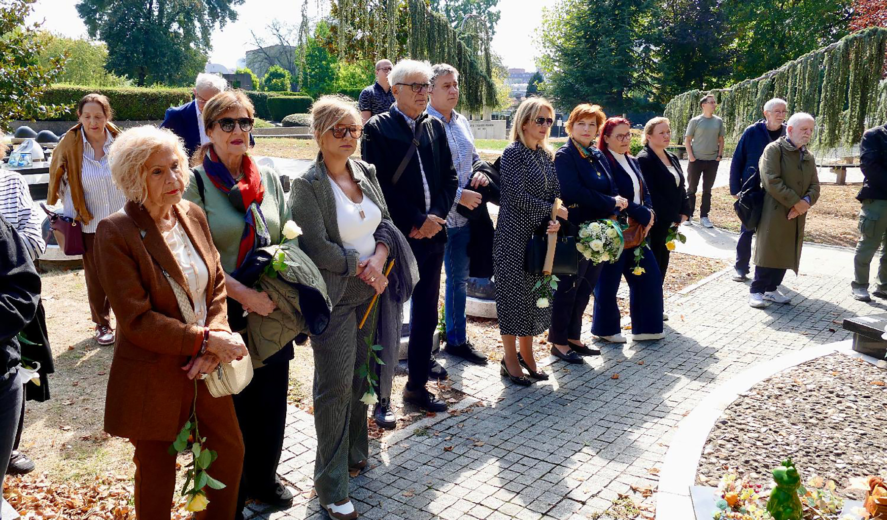 Polaganje urne u Aleji zaslužnih građana na Novom groblju, osnivača i predsednika Upravnog odbora Centra za demokratiju Dragoljuba Mićunovića (2).jpeg