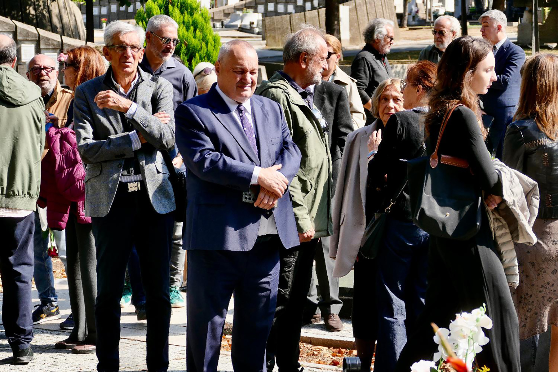 Polaganje urne u Aleji zaslužnih građana na Novom groblju, osnivača i predsednika Upravnog odbora Centra za demokratiju Dragoljuba Mićunovića (3).jpeg