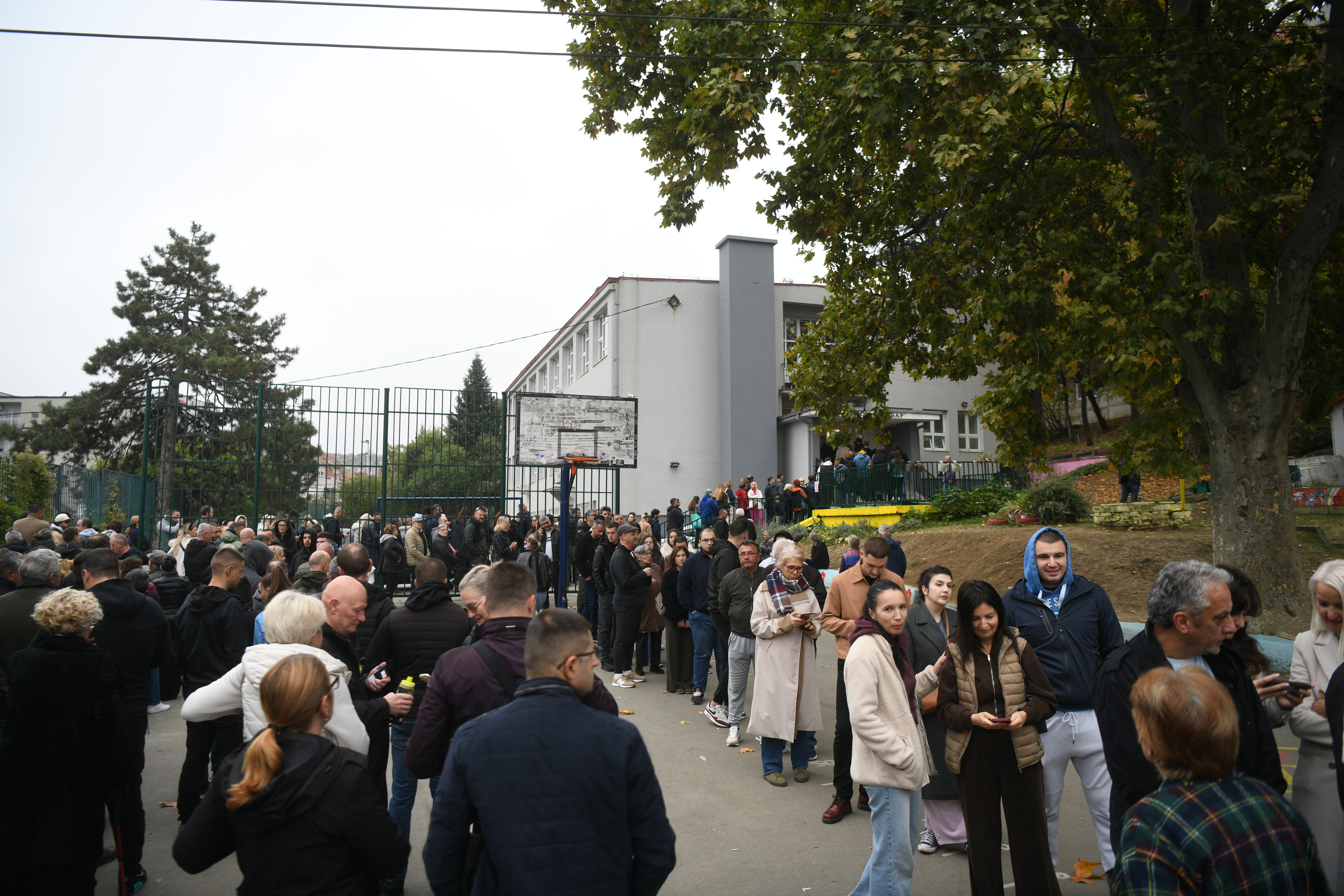 Parlamentarni izbori, 25.10.2026. biračko mesto, skola Os 14 oktobar Rakovica Kneževac glasanje, redovi foto Filip Krainčanić Nova rs (41).JPG