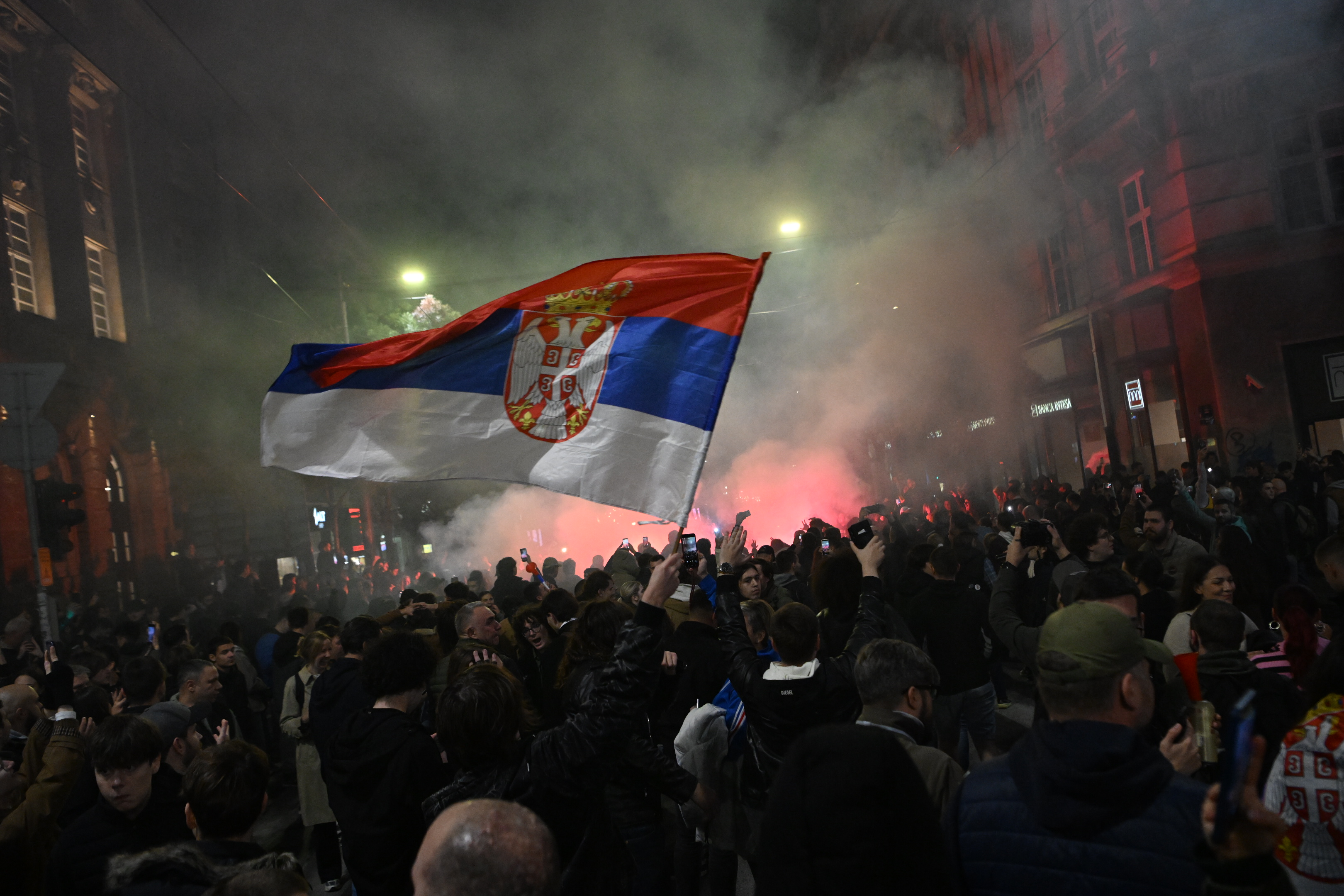 Beograd 25.10.2026. Okupljanje građana kod Londona, radovanje, proslava, slavlje, pristalice Studentske liste. Studentska lista Studenti pobeđuju, Parlamentarni izbori 2026 Foto: Marko Ljutica/Nova.rs