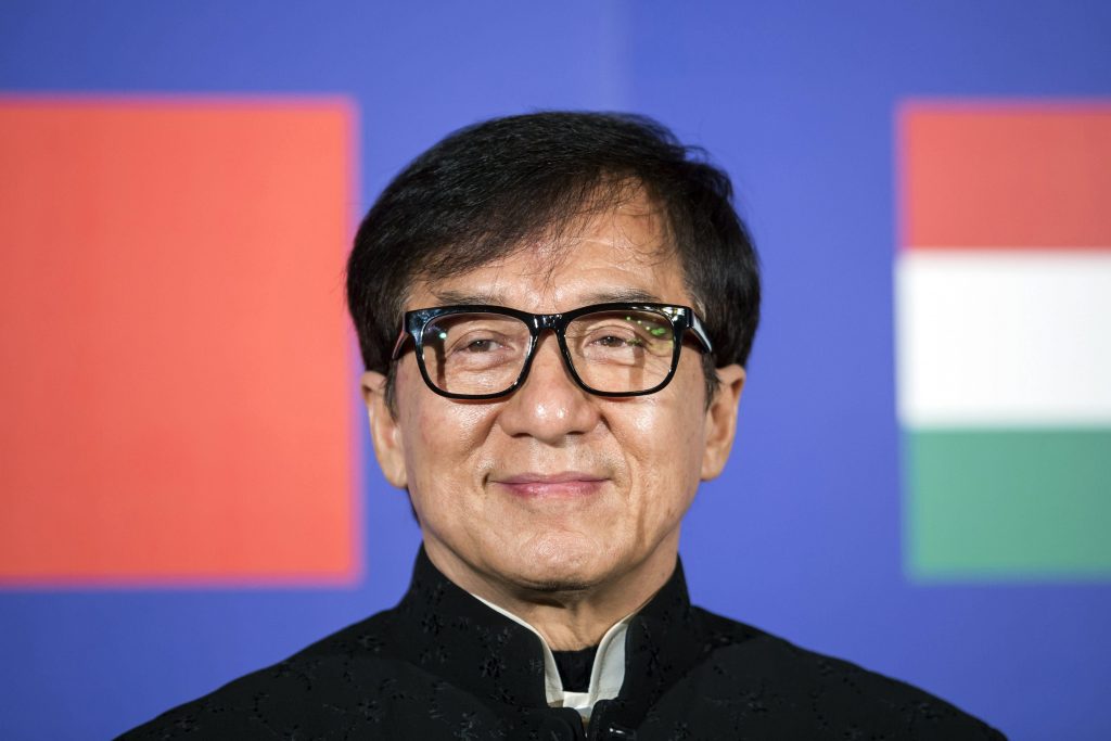 Džeki Čen
epa05924054 Hong Kong actor Jackie Chan attends the ceremonial opening of the Chinese Film Festival in Hungary 2017 at the Urania National Film Theatre in Budapest, Hungary, 23 April 2017.  EPA/BALAZS MOHAI HUNGARY OUT