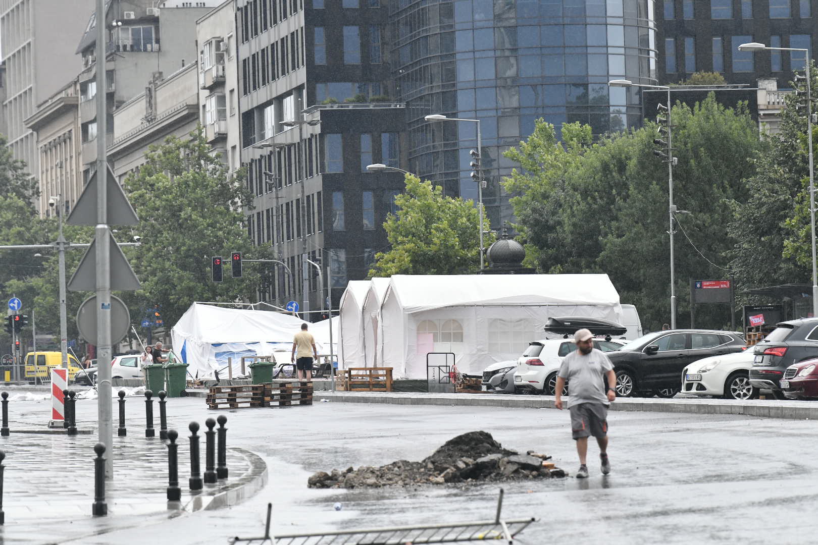 Beograd 08. jul 2025. Snažno nevreme pogodilo je danas Beograd i tom prilokom jak vetar odneo šatore ispred Pionirskog parka u naselju Ćacilend Foto:Goran Srdanov/Nova.rs