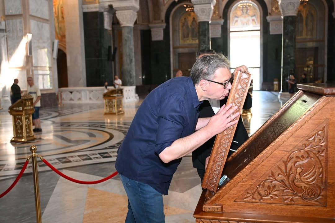 Vučić celiva ikonu